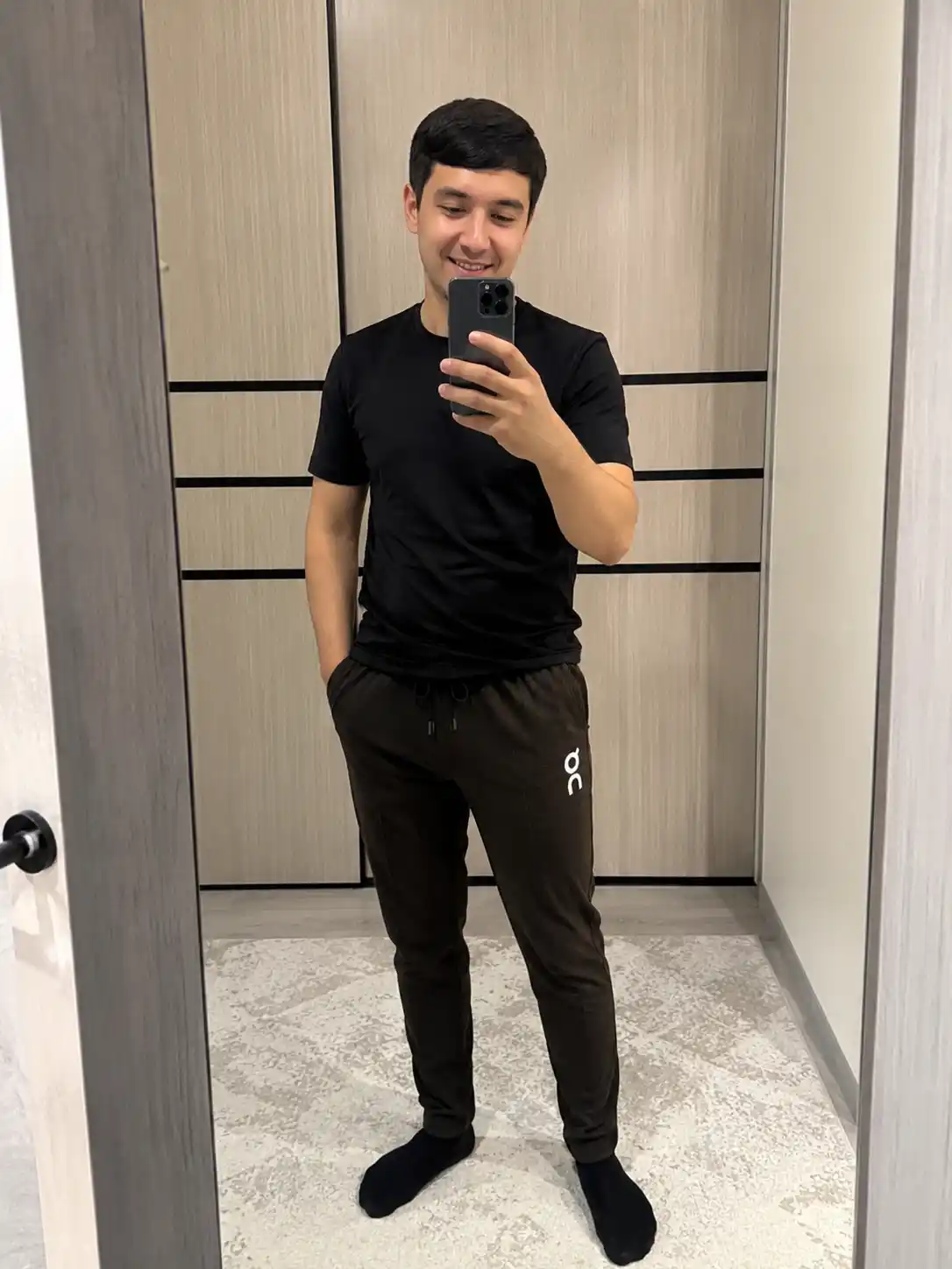 Yozgi mavsum uchun sovuq materialdan erkaklar moda shimlari