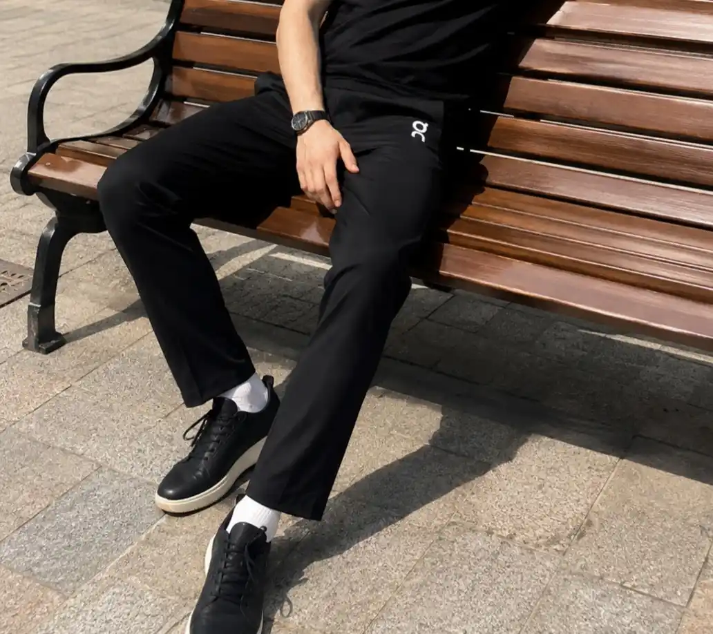 Yozgi mavsum uchun sovuq materialdan erkaklar moda shimlari