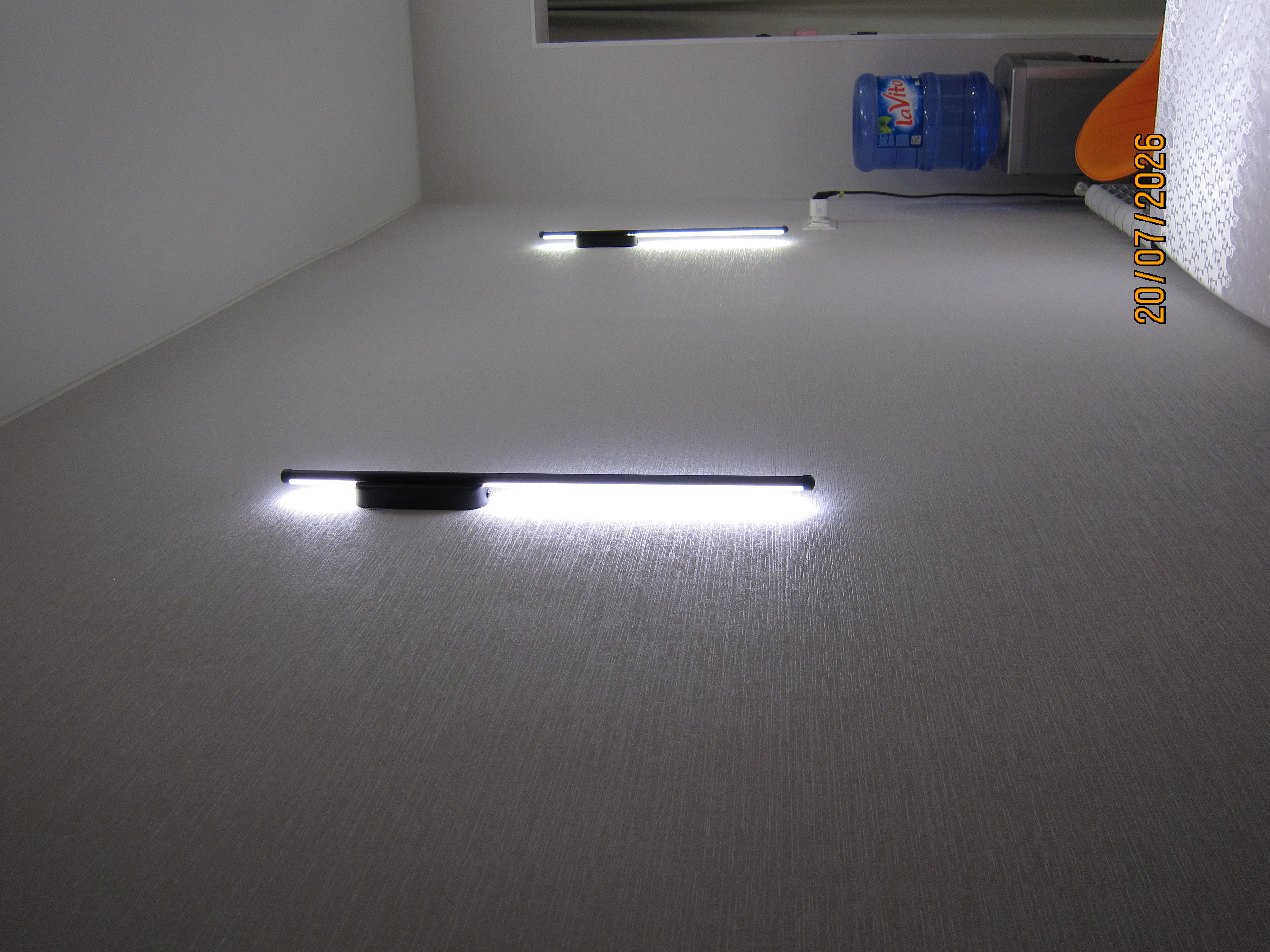 Настенное LED бра вертикальное, минимализм светильник черный, золотой для интерьера