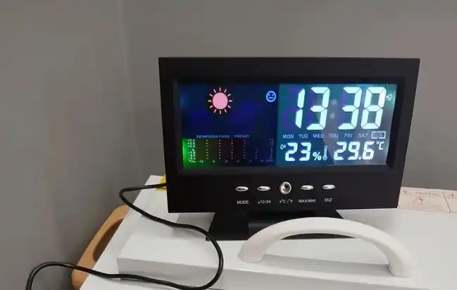 Ko‘p funksiyali budilnik, termometrli elektron stol soati, batareyada ishlaydi