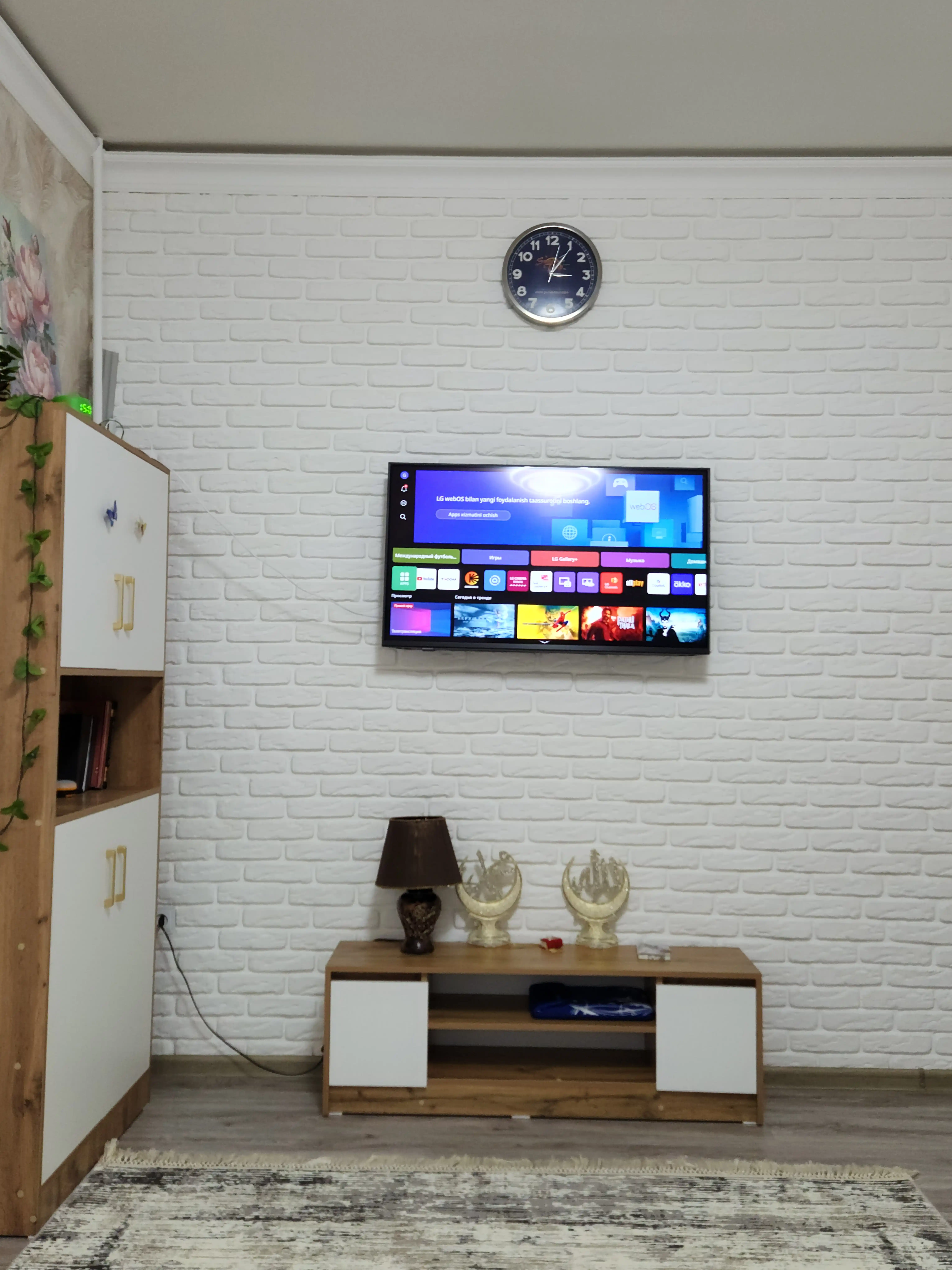 Tayvan - TV-tumba televizor tagiga javon, yig‘ilgan holatda