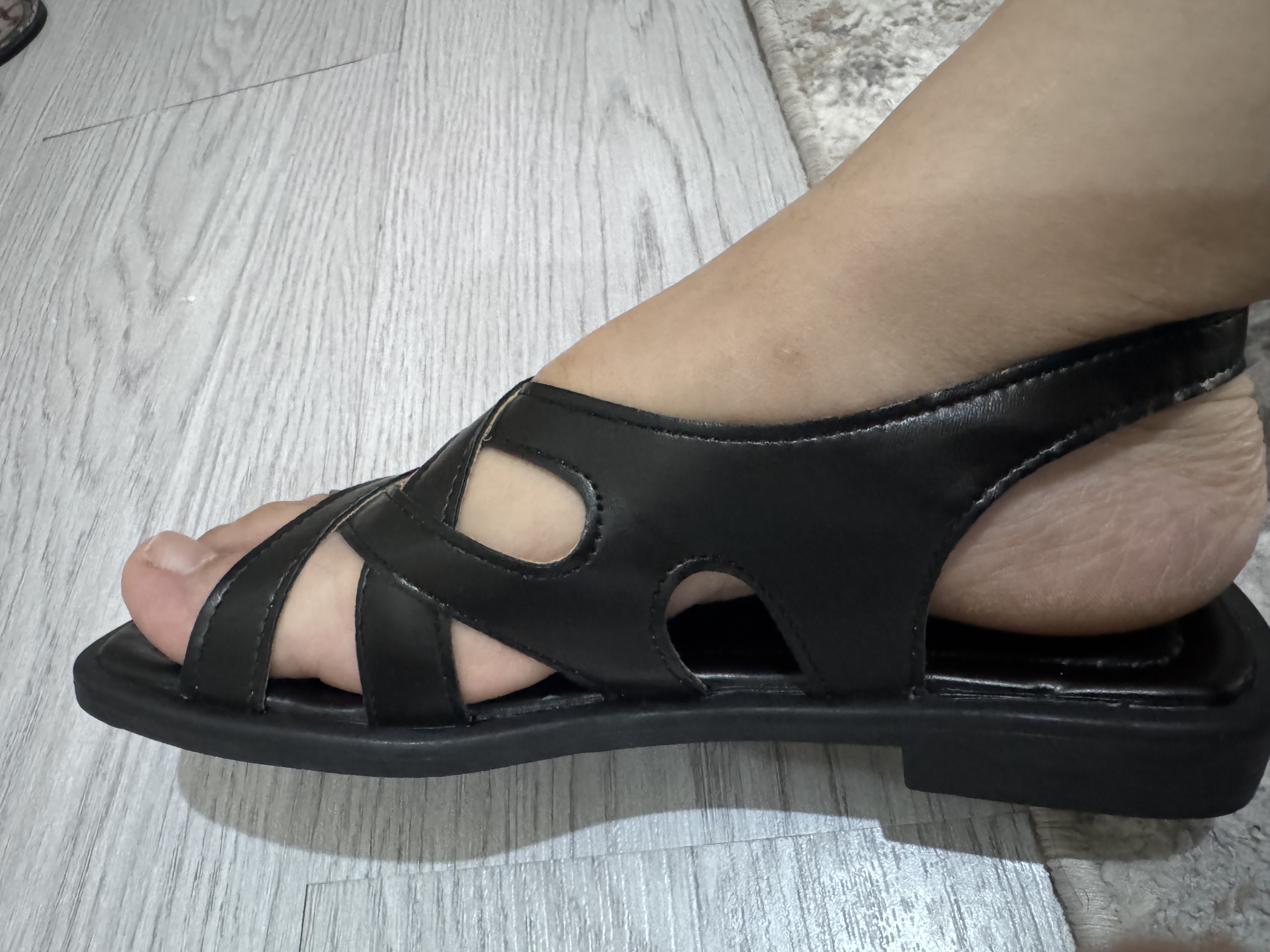 Basanoshkalar ayollar uchun – kuzgi ayollar oyoq kiyimi, yengil va qulay sandal