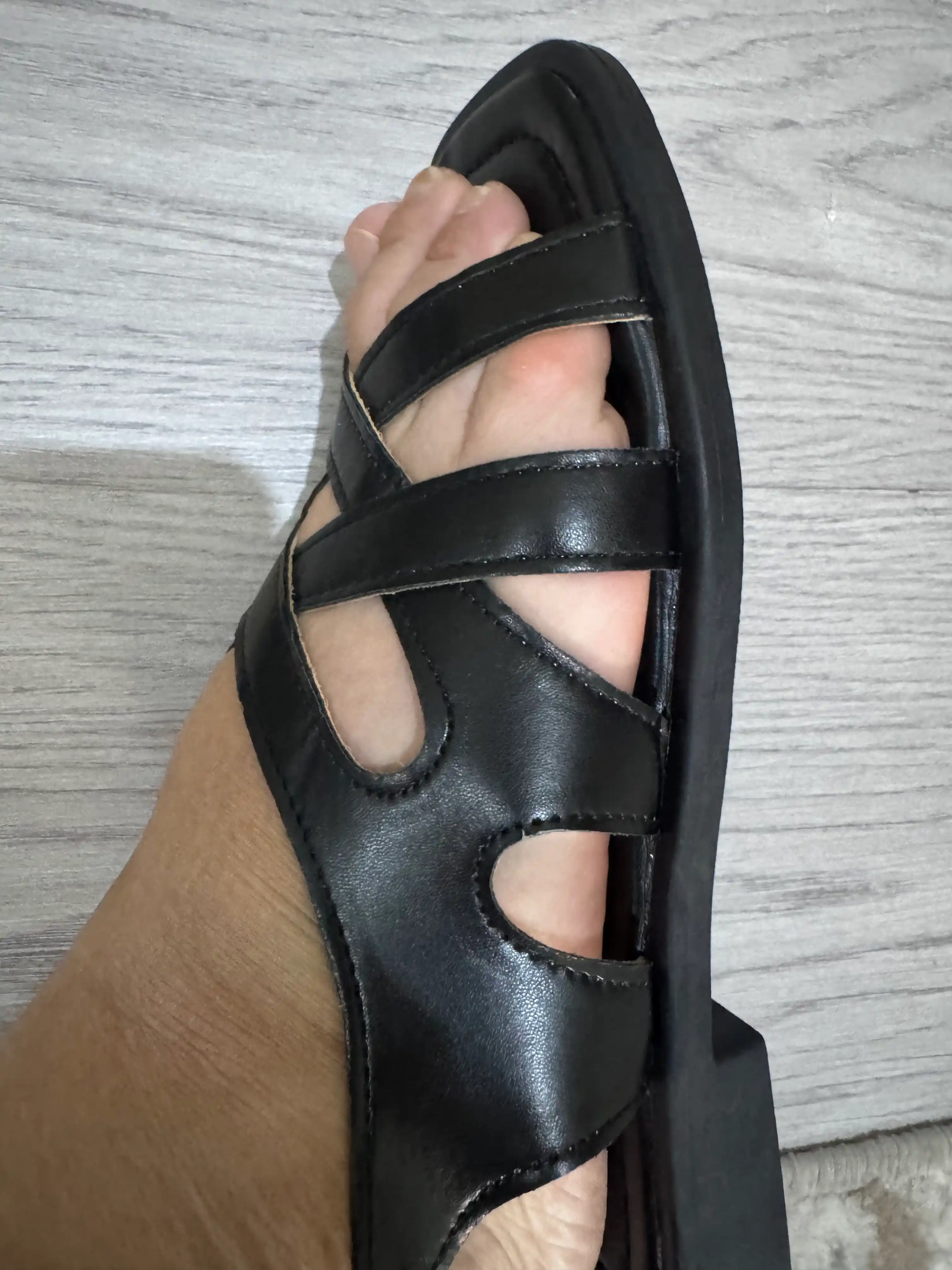 Basanoshkalar ayollar uchun – kuzgi ayollar oyoq kiyimi, yengil va qulay sandal