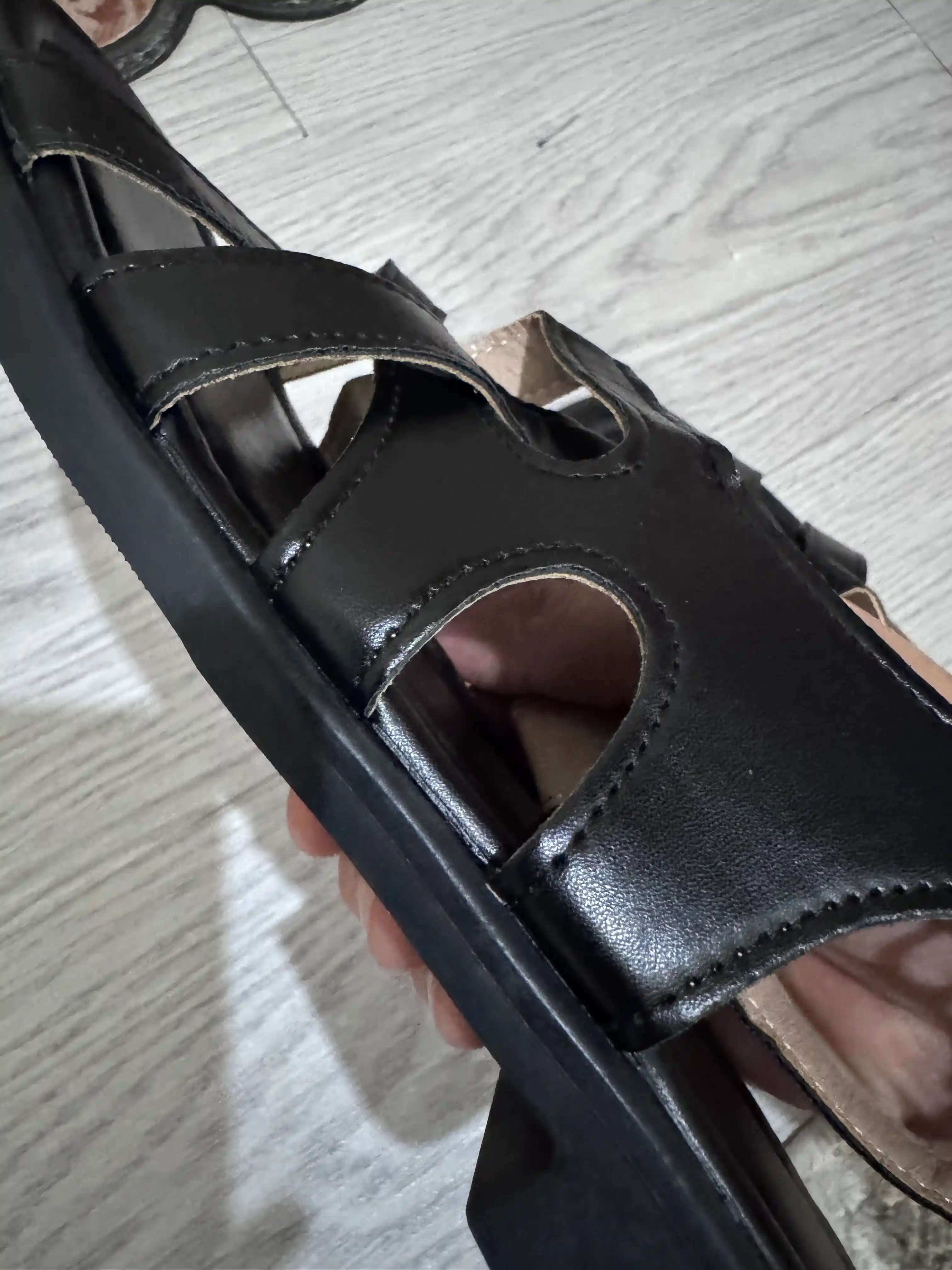 Basanoshkalar ayollar uchun – kuzgi ayollar oyoq kiyimi, yengil va qulay sandal