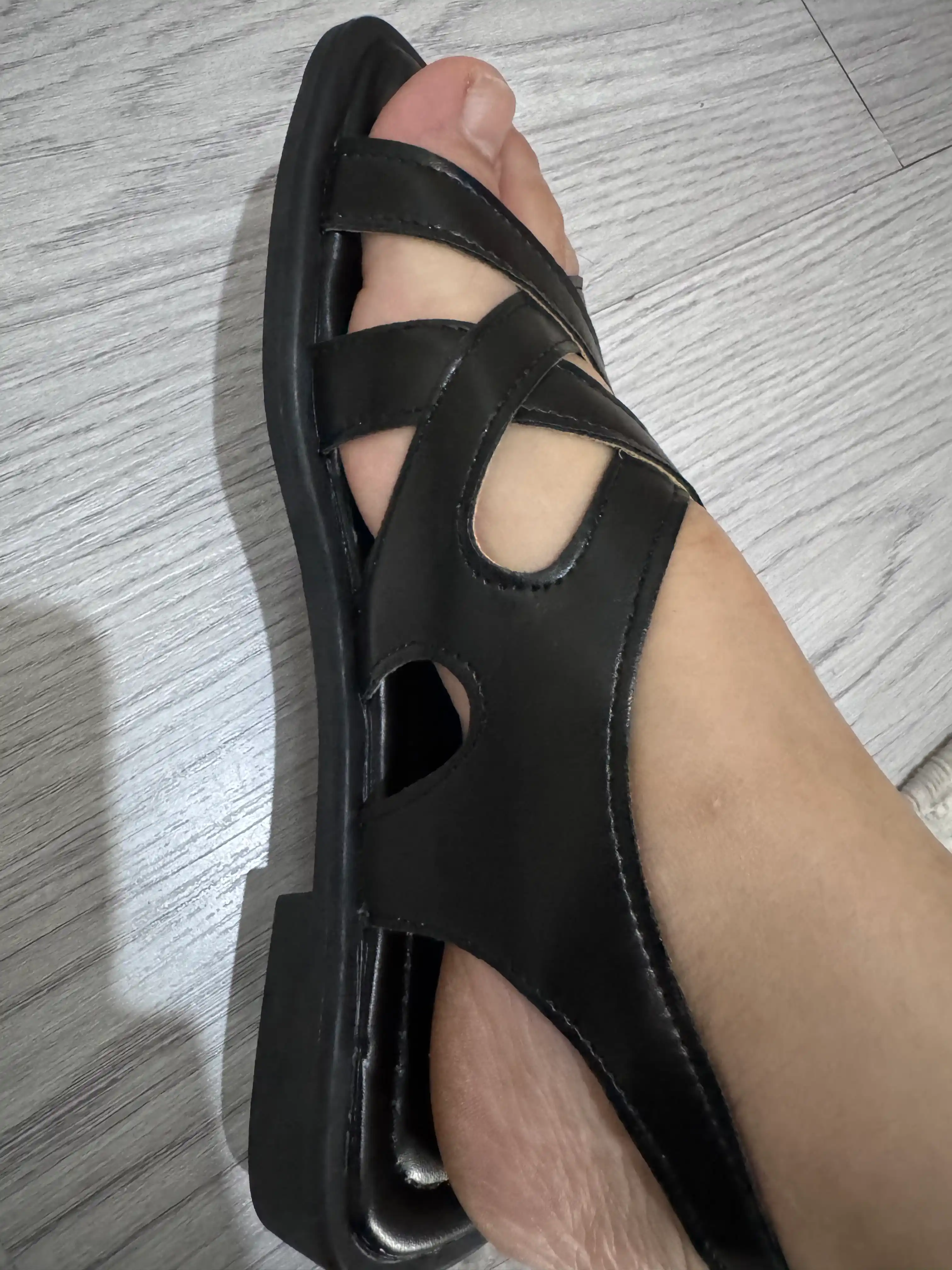 Basanoshkalar ayollar uchun – kuzgi ayollar oyoq kiyimi, yengil va qulay sandal