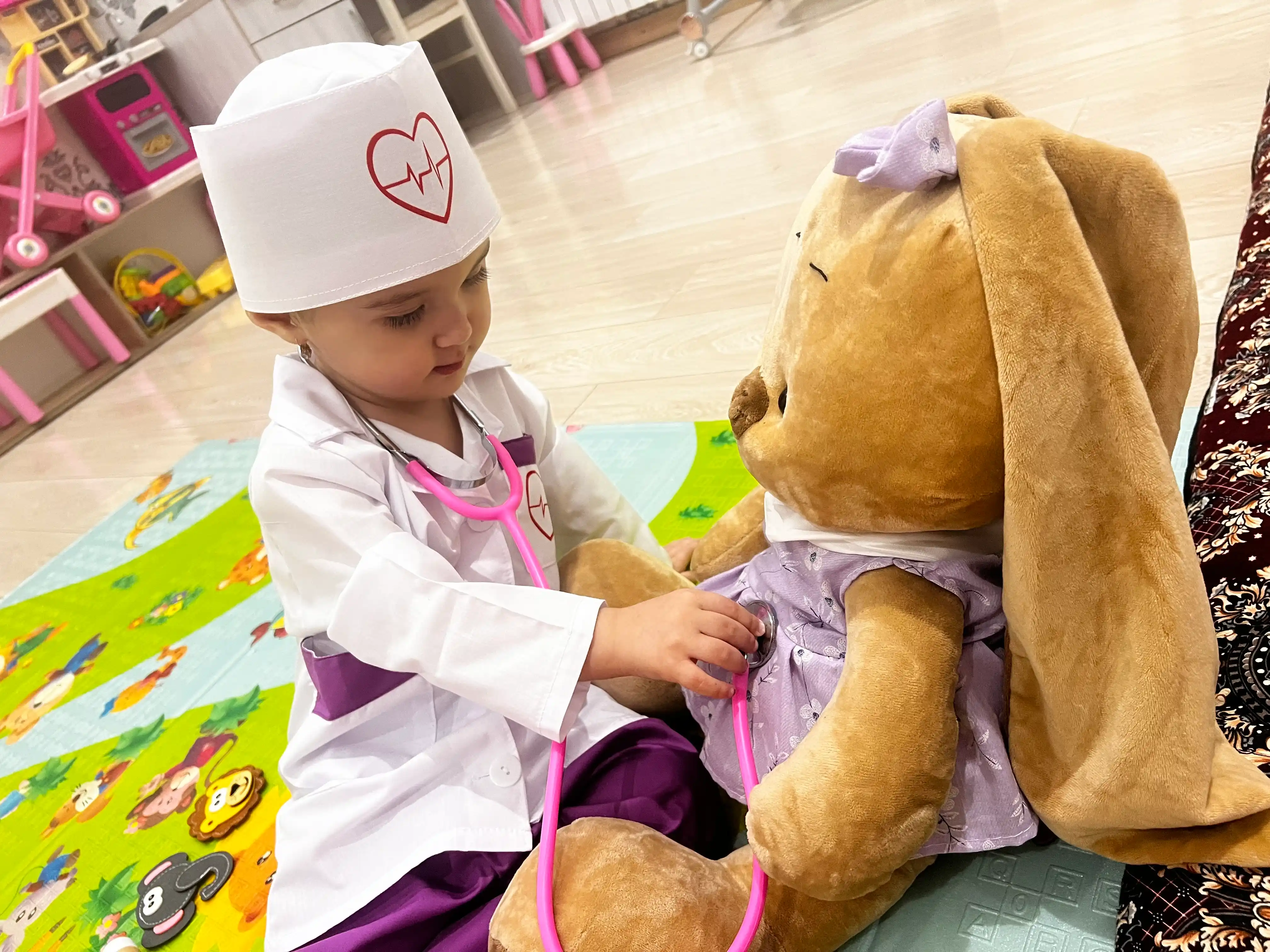 Bolalar shifokor kostyumi – xalat, qalpoqcha va sumkacha to‘plami