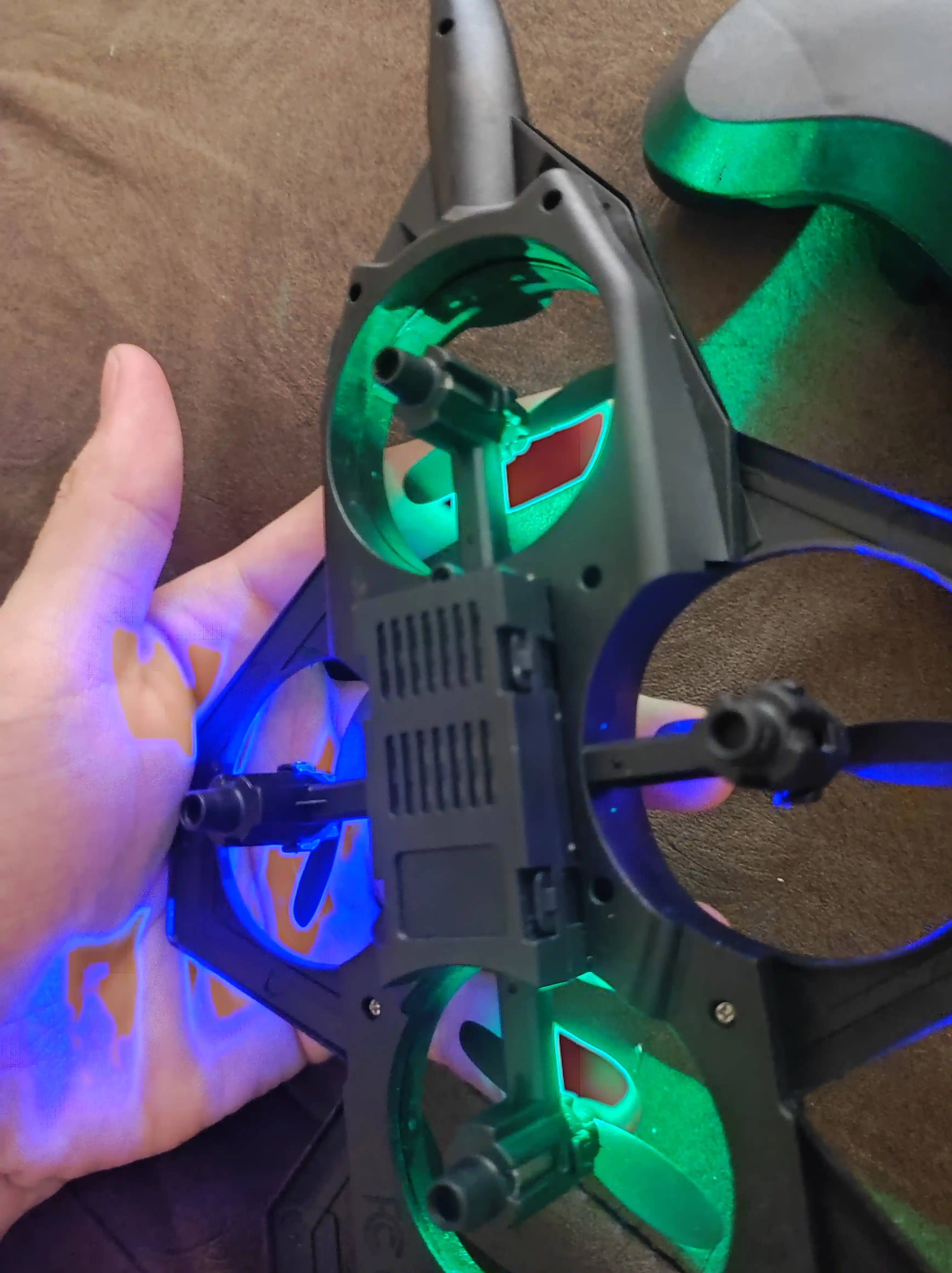 360° fokusli va yorqin RGB yoritgichli radio boshqariladigan Fighter dron samolyoti