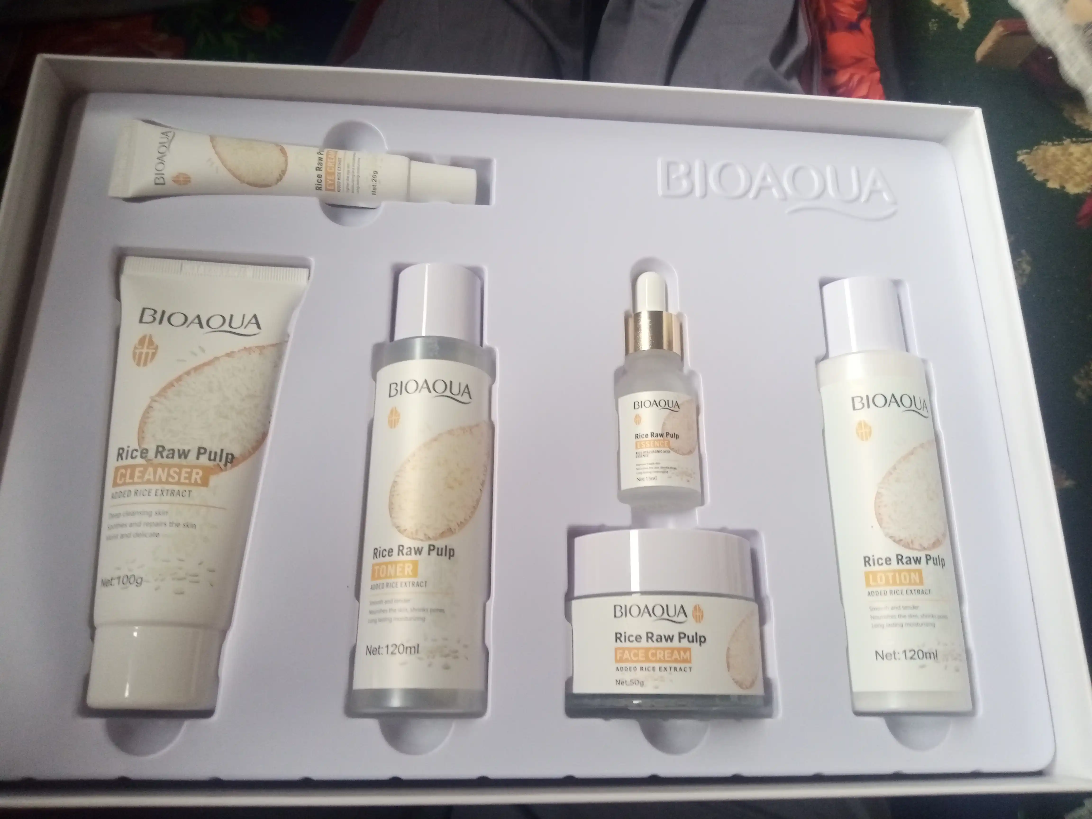 Bioaqua yoshartiruvchi kosmetik to‘plami: guruch ekstrakti atirgul ekstrakti