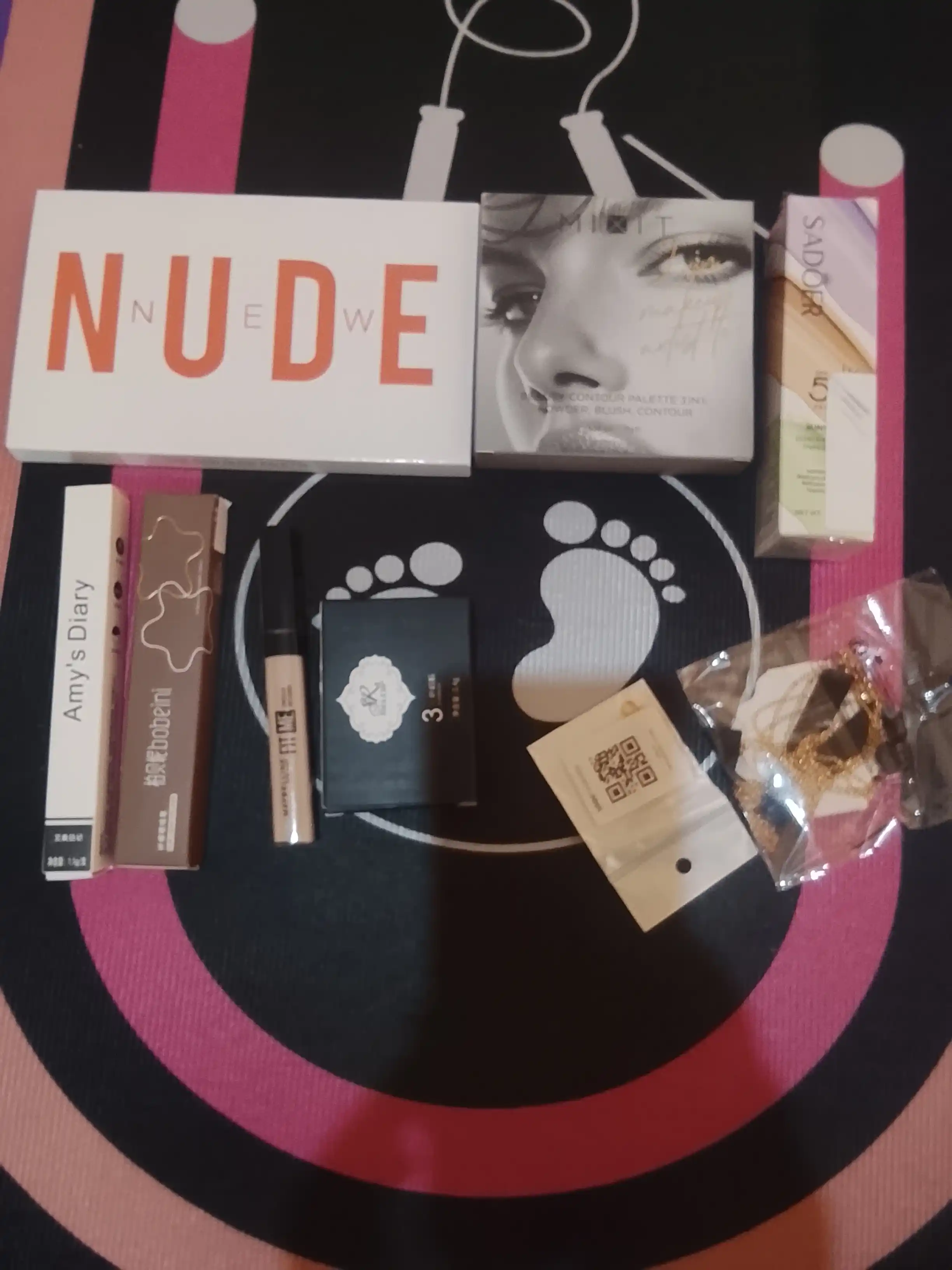 Тени для век Huda Beauty NUDE, 18 разных цветов