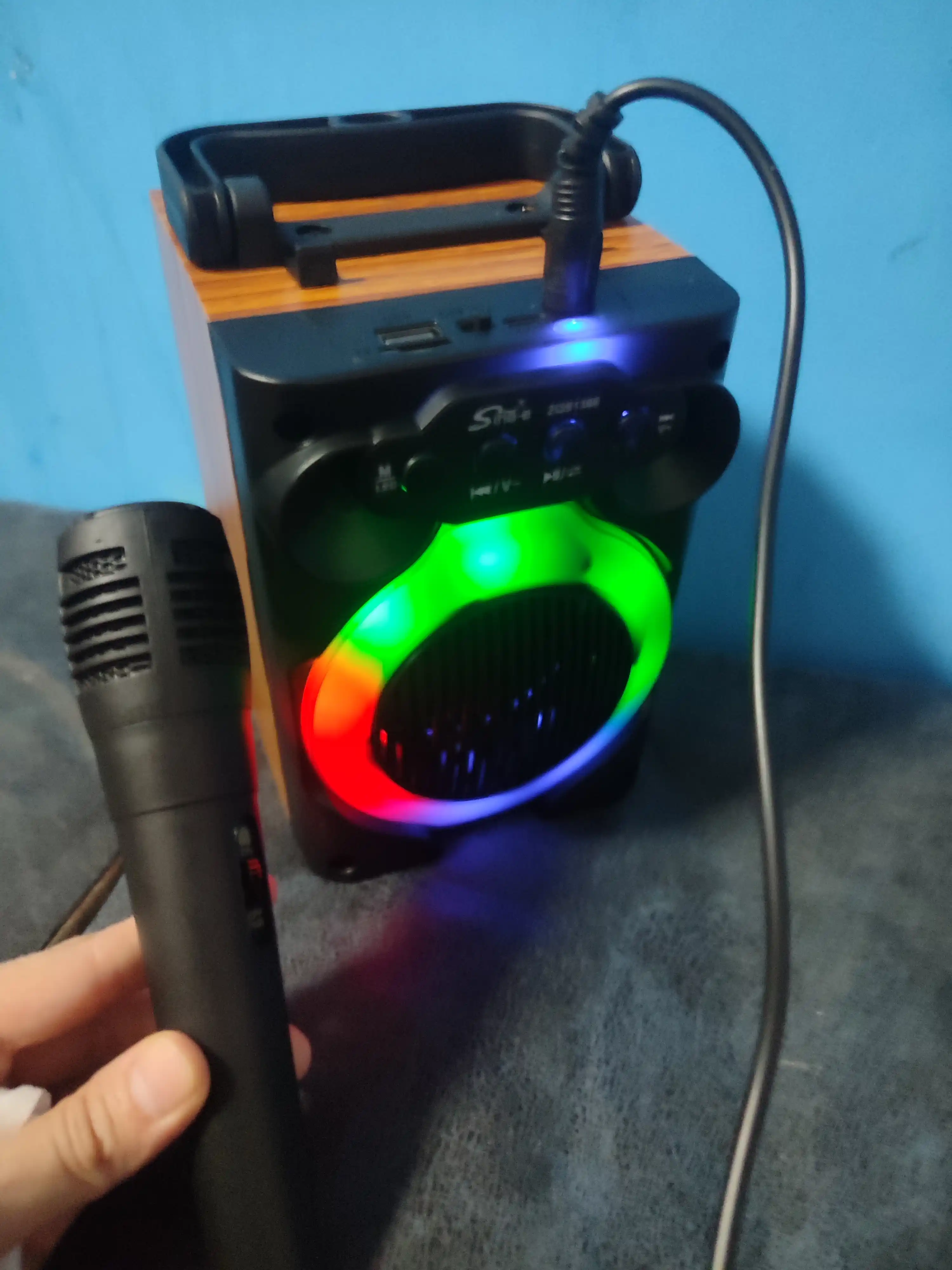 Simsiz katta karnay, karaoke musiqasi, mikrofon, pult va RGB yoritgich