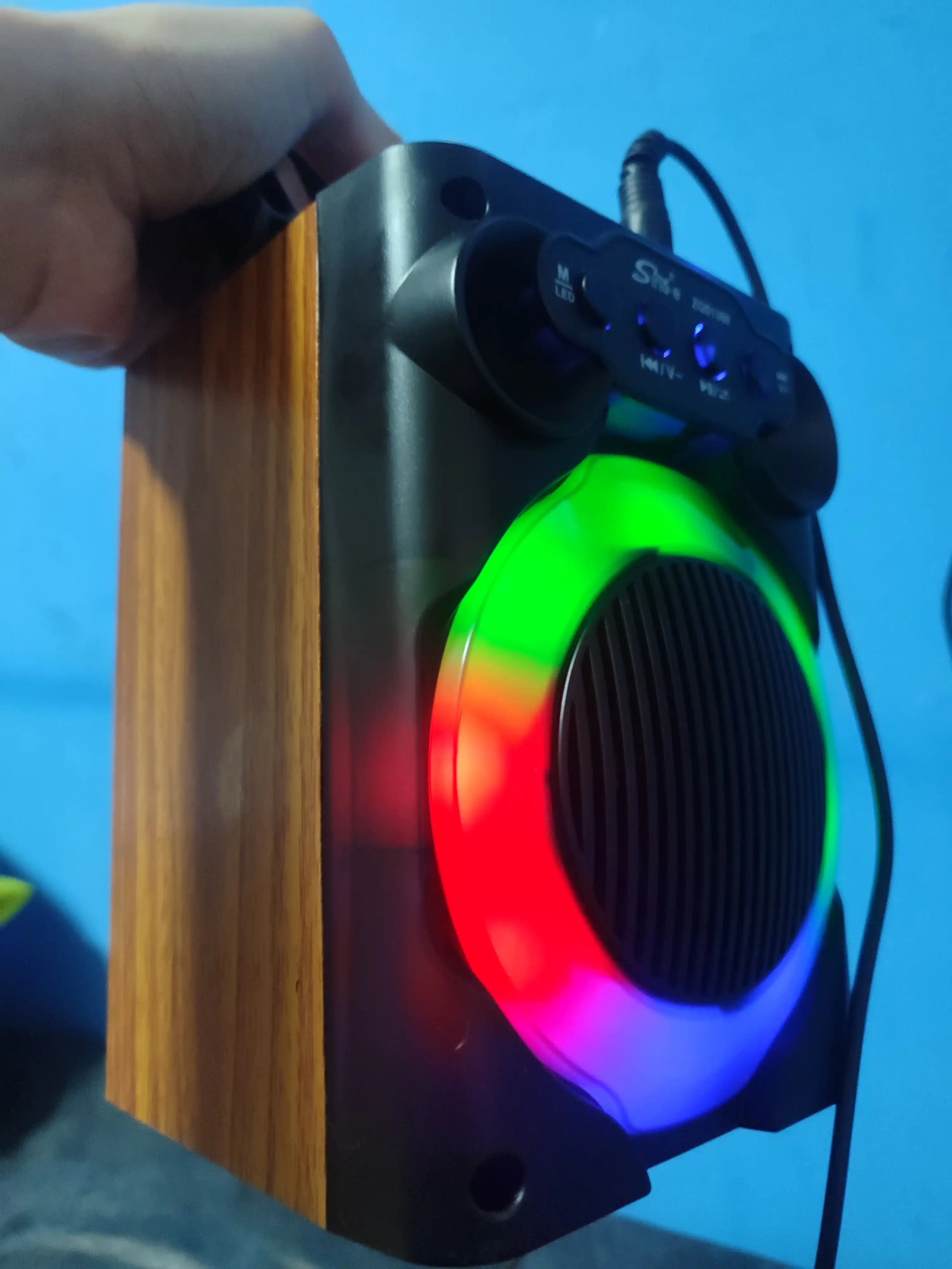 Simsiz katta karnay, karaoke musiqasi, mikrofon, pult va RGB yoritgich