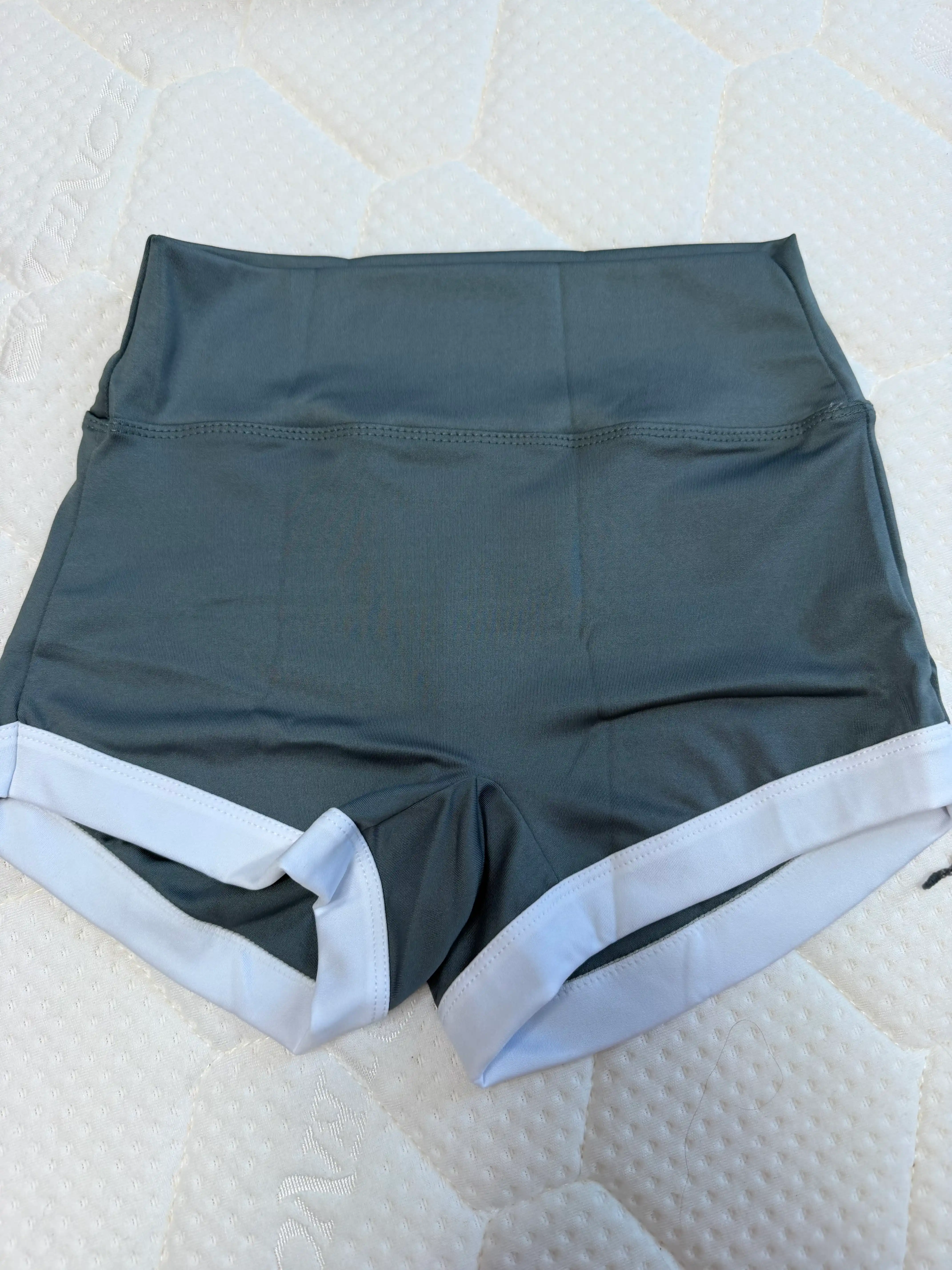 Sport zali, fitnes va raqs uchun ayollar uchun kalta, tor sport shortlari