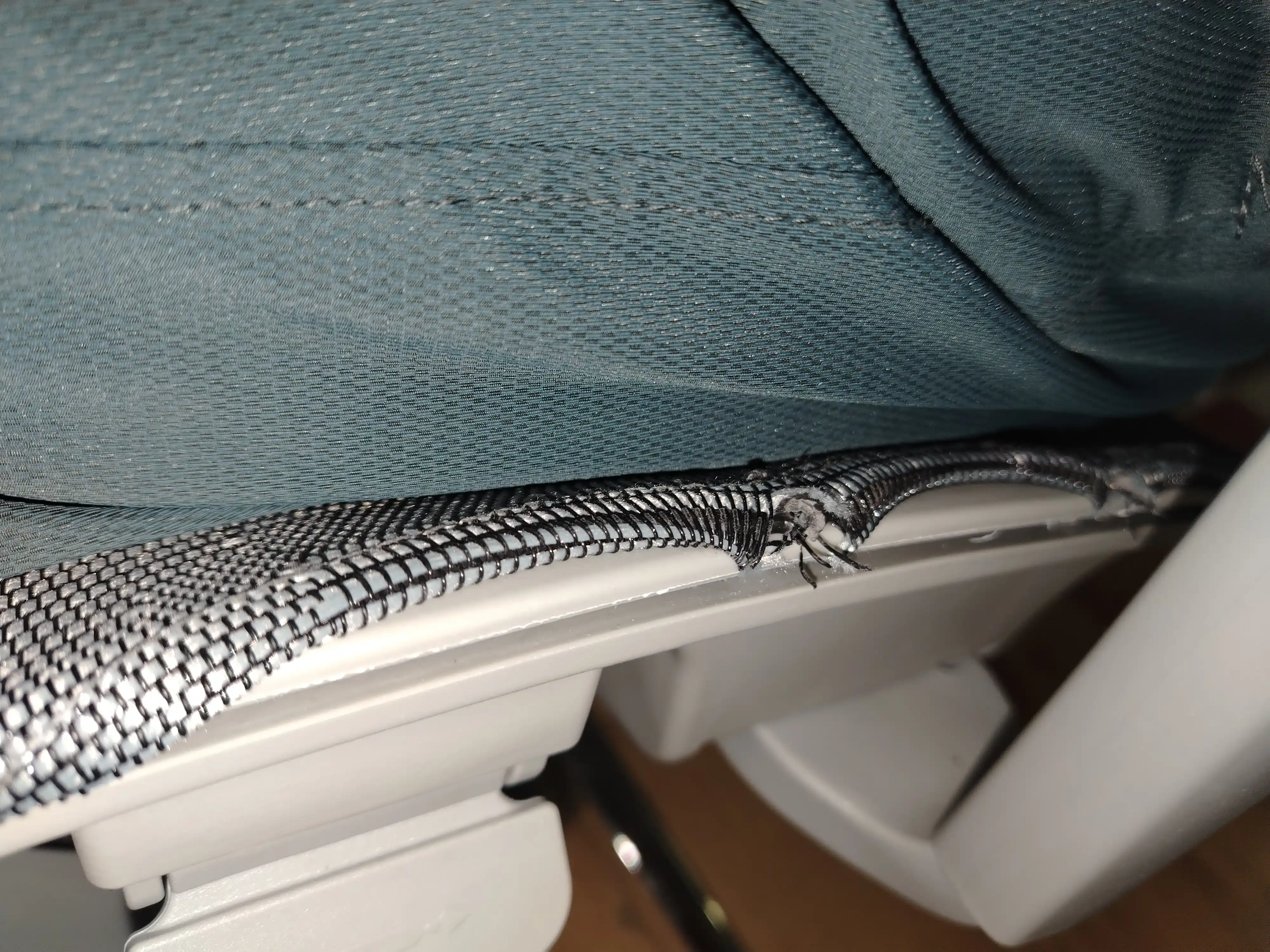 Orqa to'rli va sozlanishi elementlarga ega ergonomik ofis kreslosi