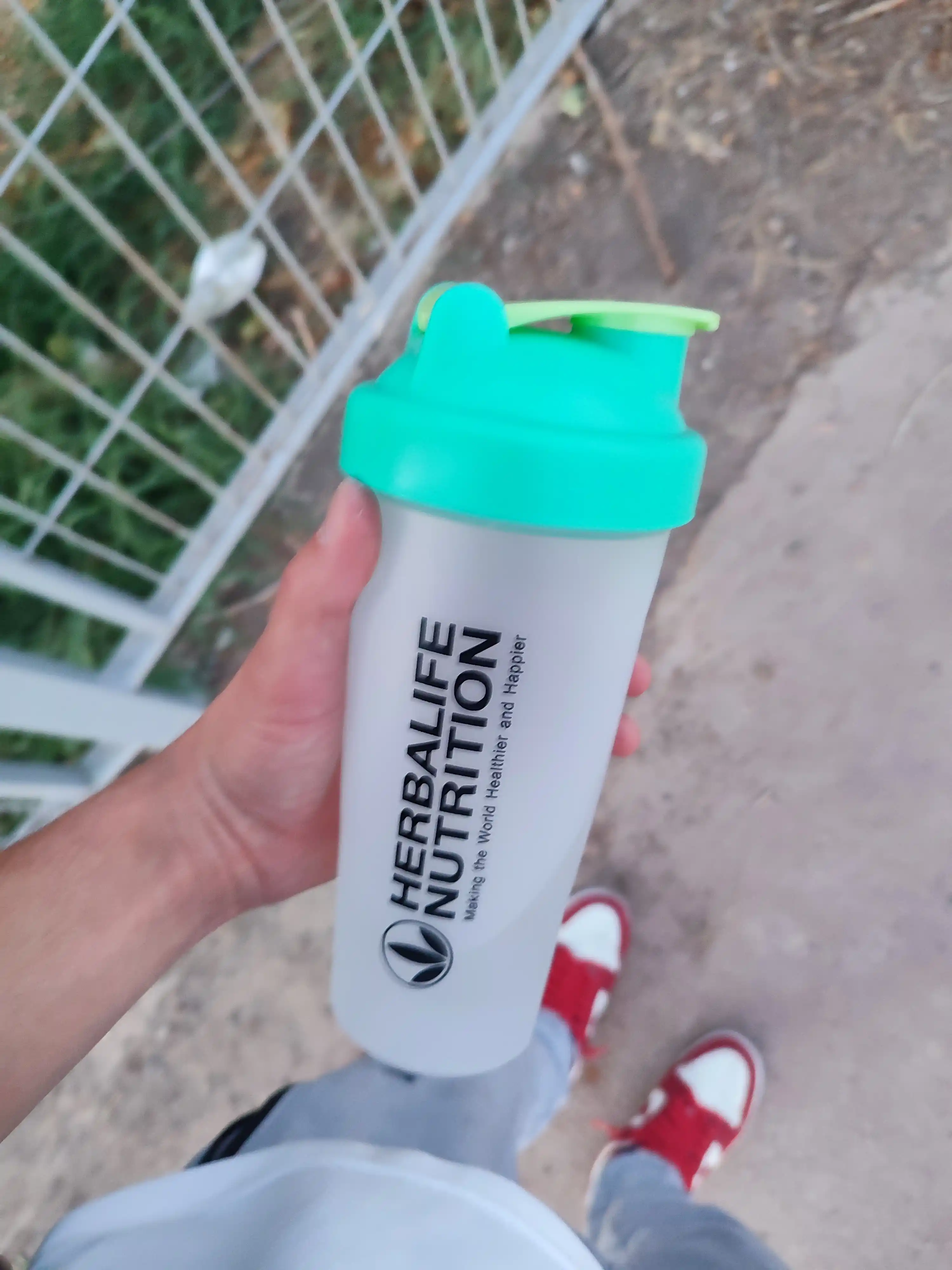 Sport shaker 600 ml – protein va kokteyl uchun, venchikli, o‘lchovli, germetik qopqoq