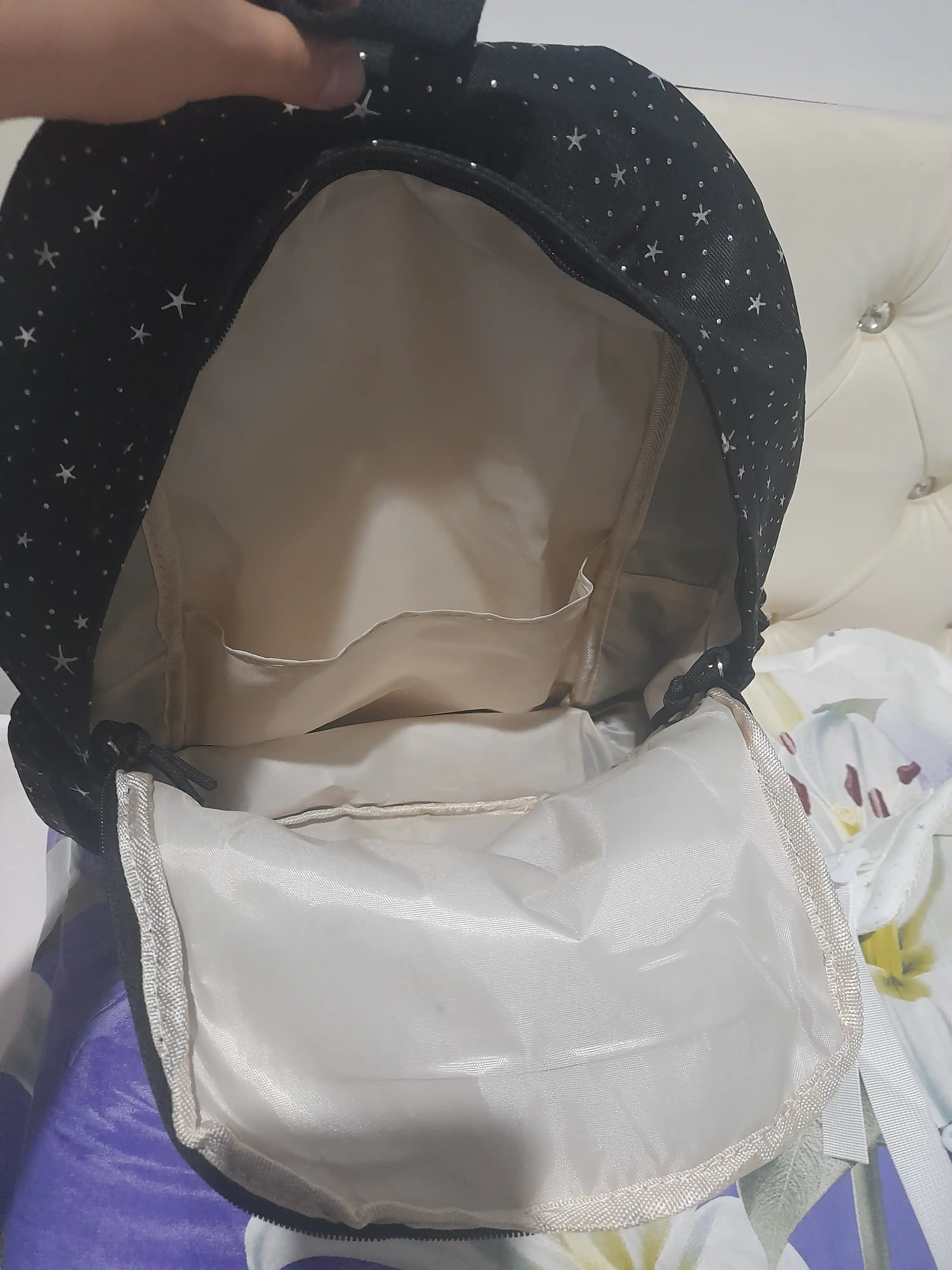 Qizlar uchun maktab ryukzaki, yulduzlar bilan bezatilgan