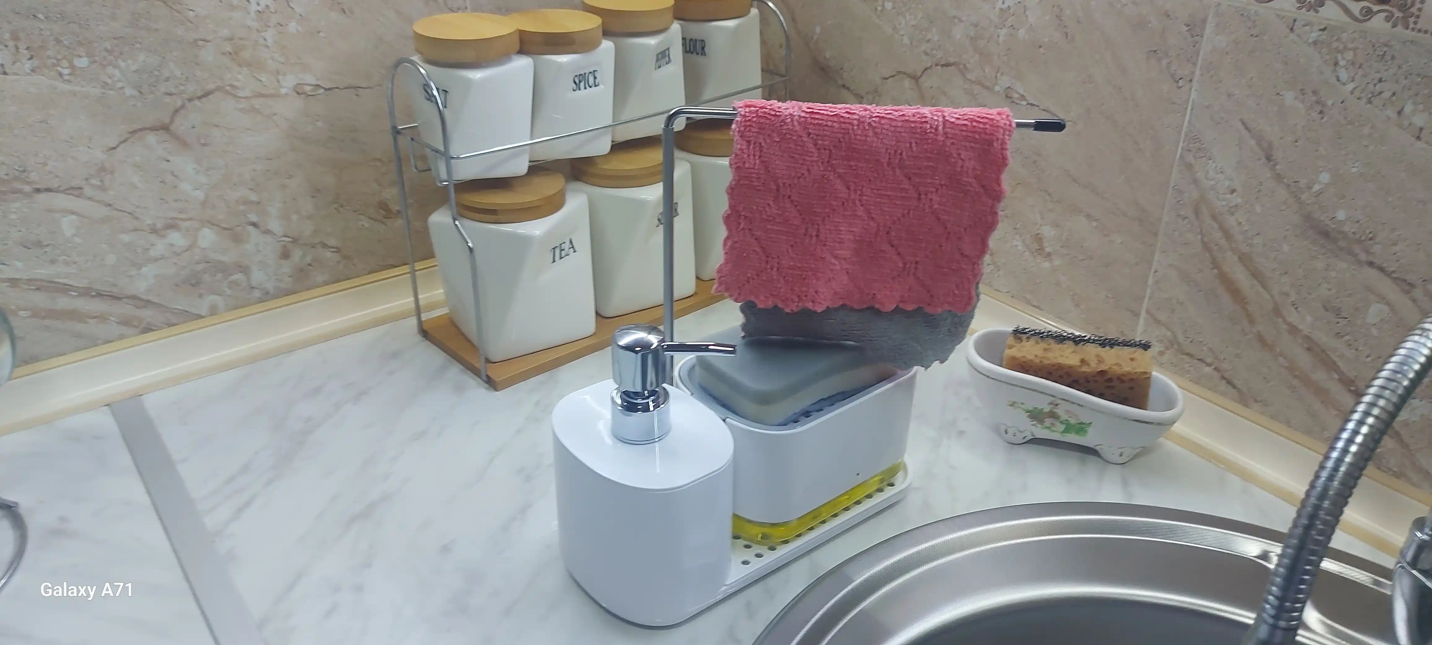 Idish yuvish vositasi uchun gubkali oshxona dispenser-organayzeri, ko‘p funksiyali dozator