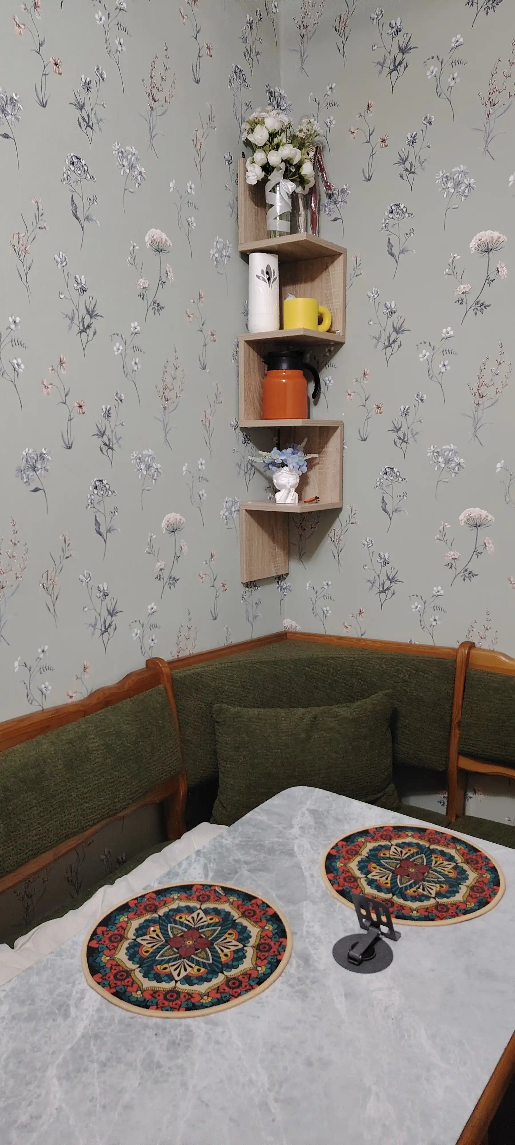 Burchak devor tokchasi kitob va dekor uchun, vertikal stelaj, osma dekorativ tokcha
