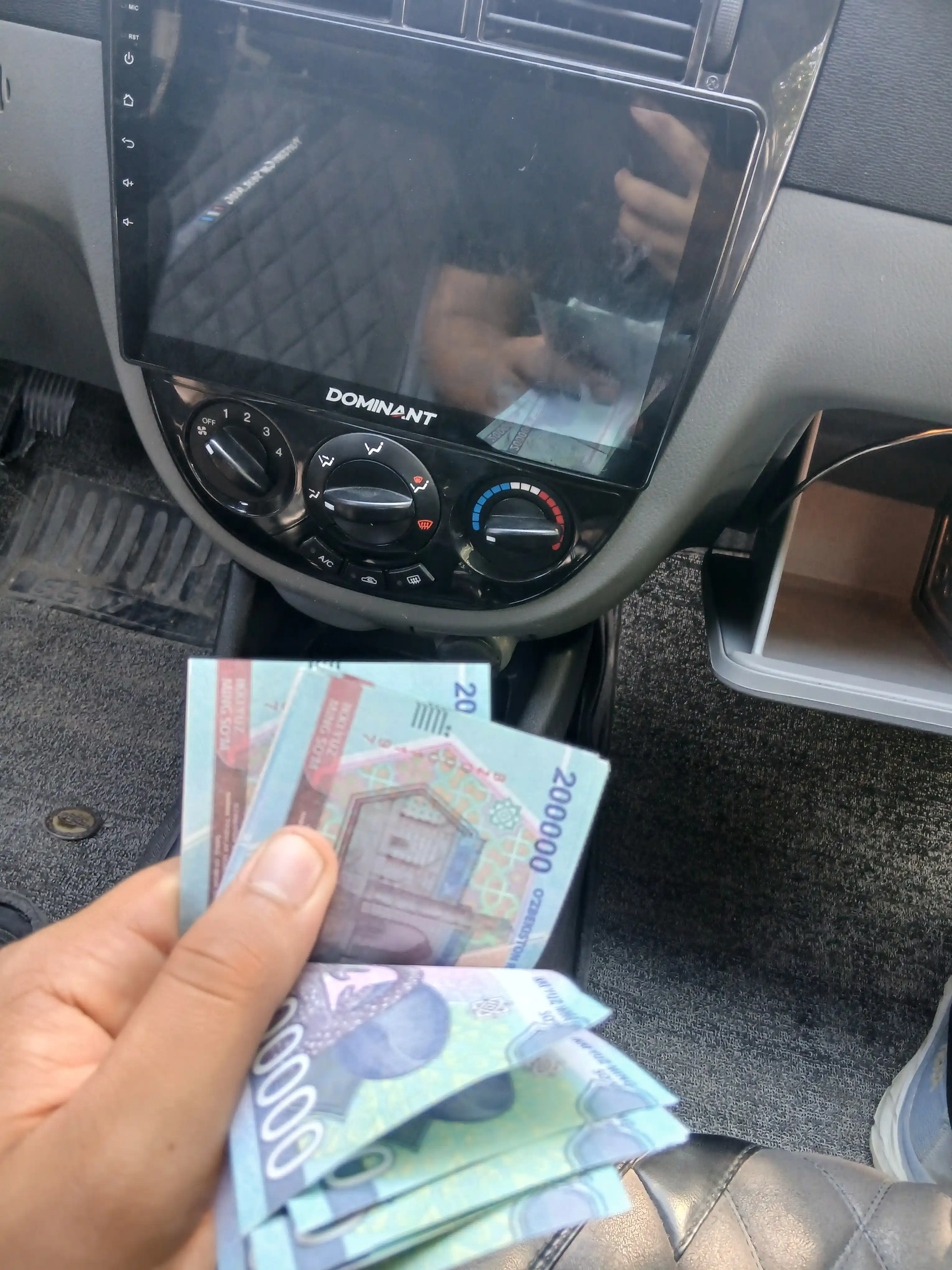 Suvenir pullar, so‘m kupyuralari, 50 ming, 100 mimg, 200 ming