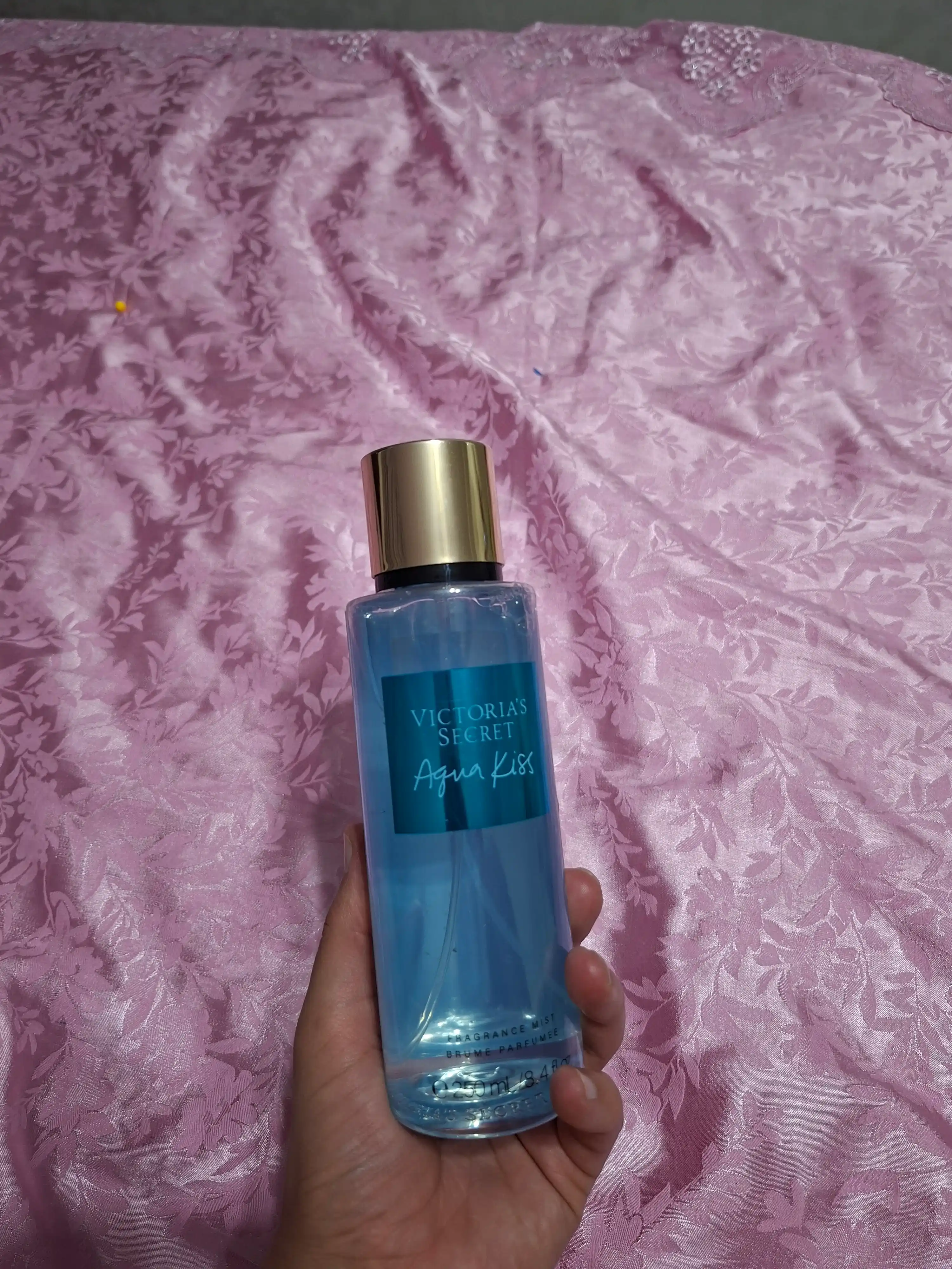 Parfyumlangan tana spreyi suvi Victoria's Secret Spreyi Aqua Kiss Rush, Shimmer, 250 ml