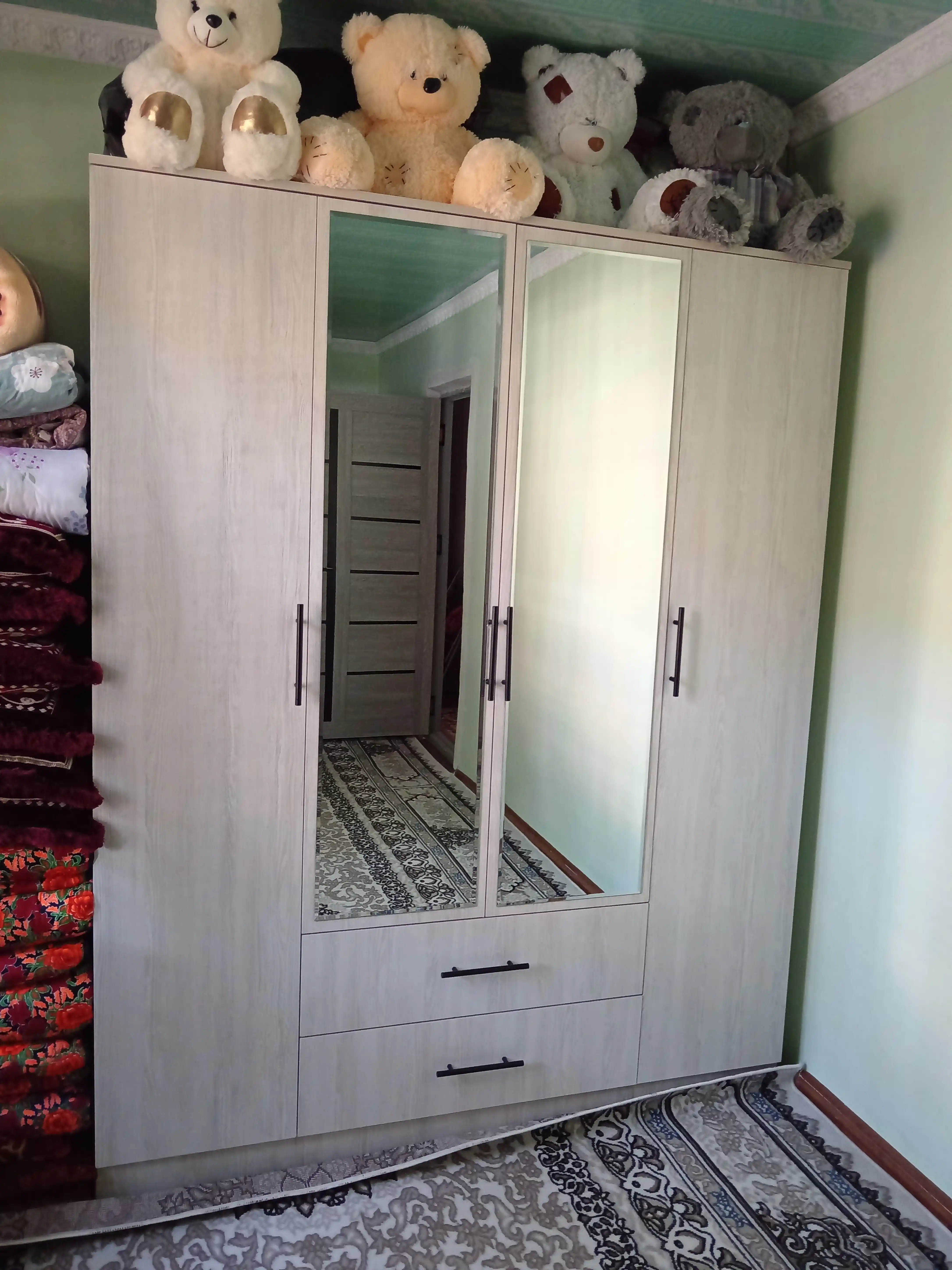 Шкаф-купе для одежды с зеркалами и ящиками для хранения
