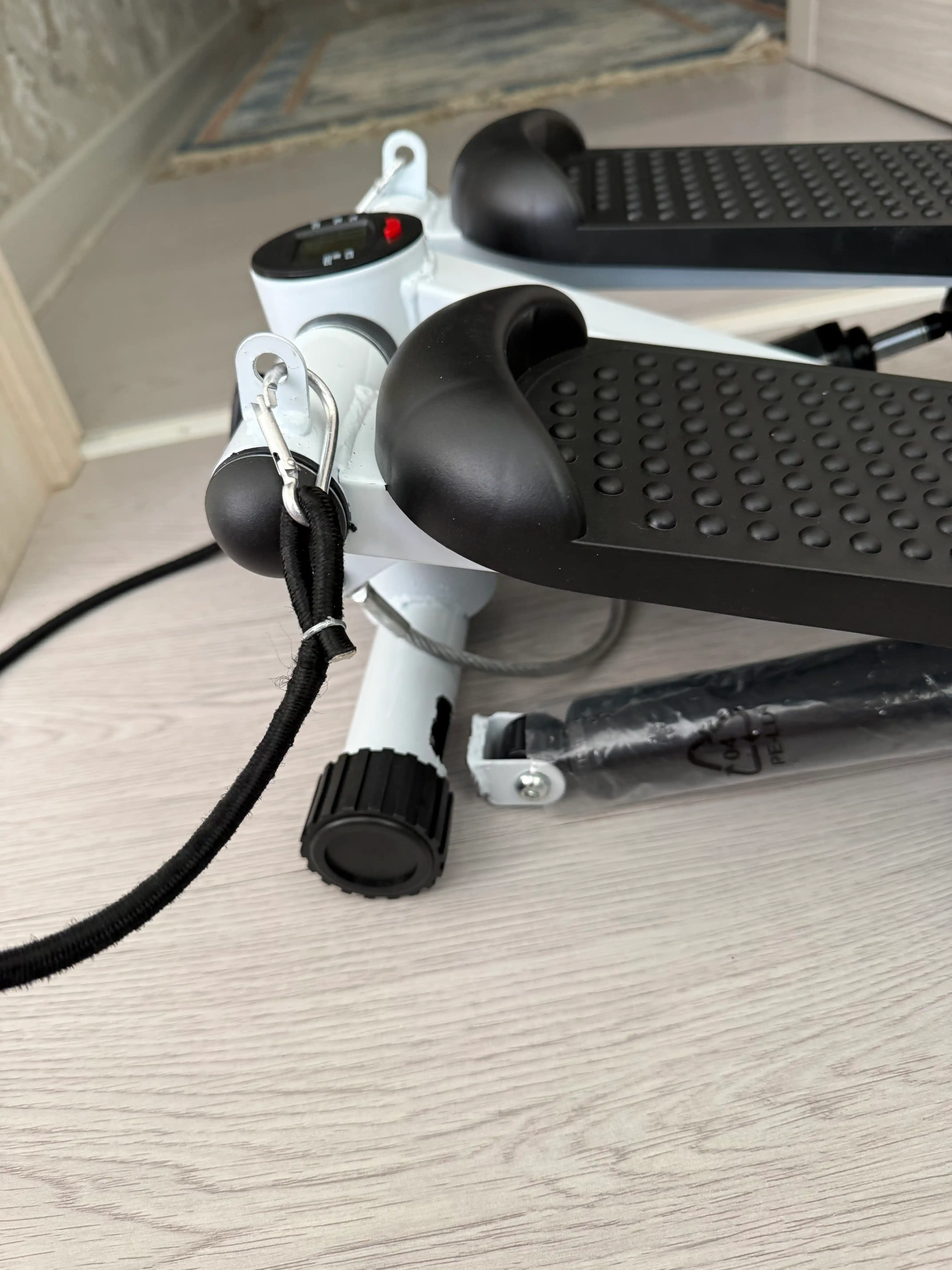 Mini stepper trenajor – uy sharoitida kardio va oyoq mashqlari uchun
