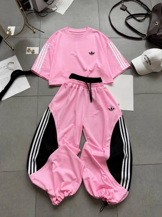 Ayollar uchun ikki qismlik oversize sport kostyumi futbolka va keng shim standart 42–52