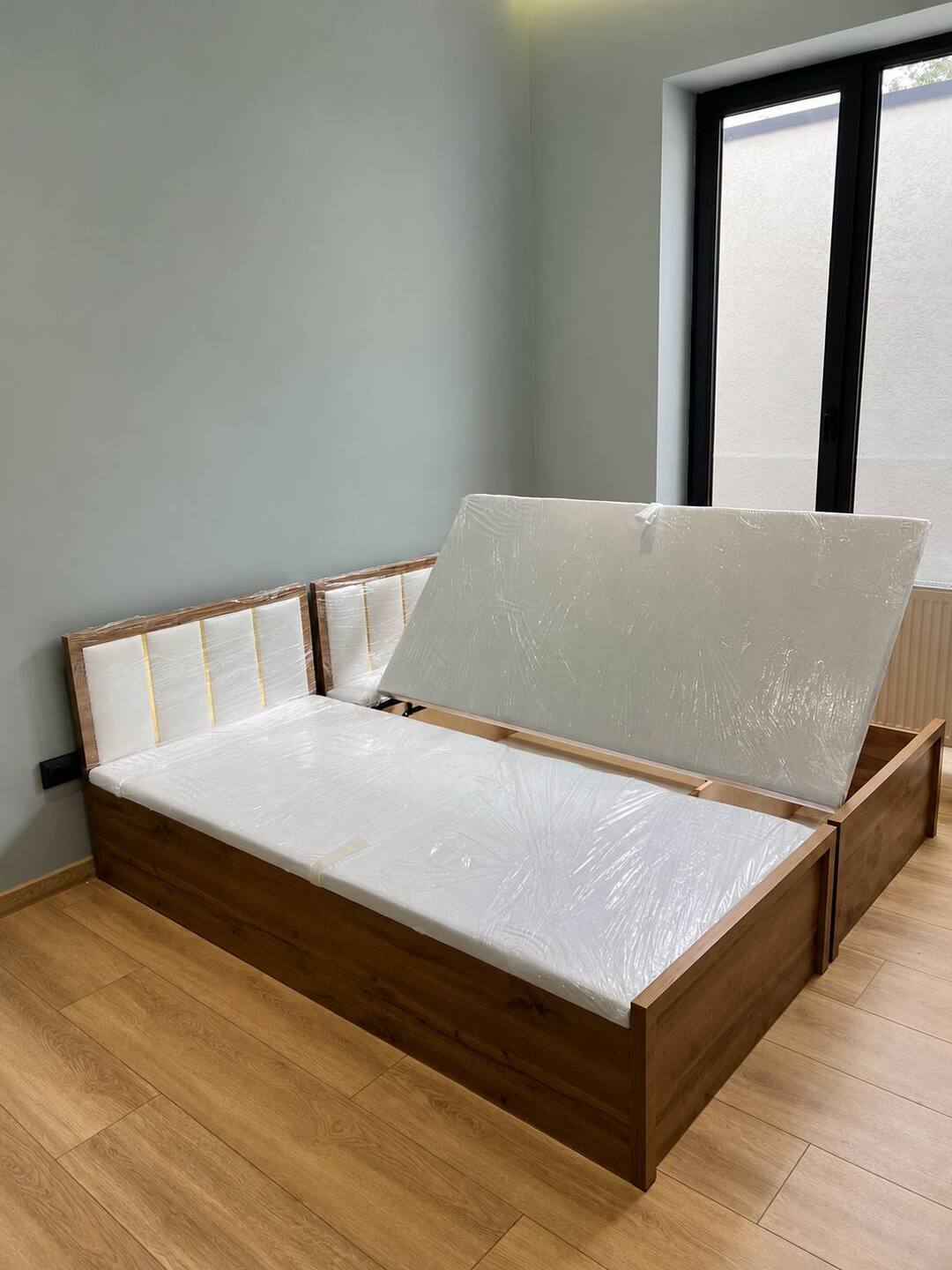 Bir kishilik karavot, matras va sig‘imli saqlash qutisi bilan, 200×90 sm