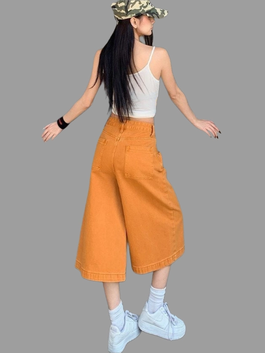 Ayollar uchun keng bichimli yozgi jinsi shortilar.