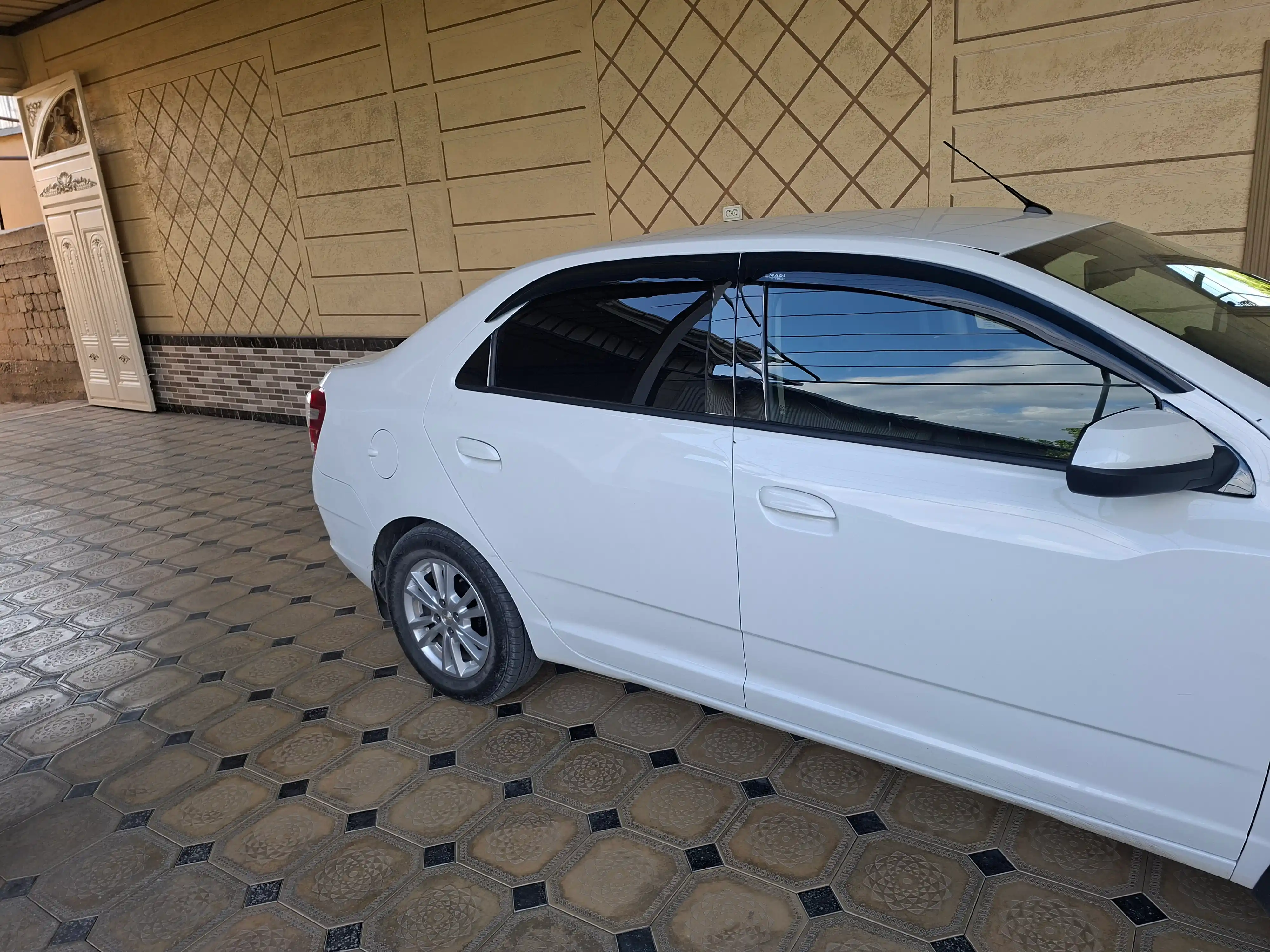 CHEVROLET COBALT eshik ustunlariga qoplamalar (Black piano) eshik tokchalari