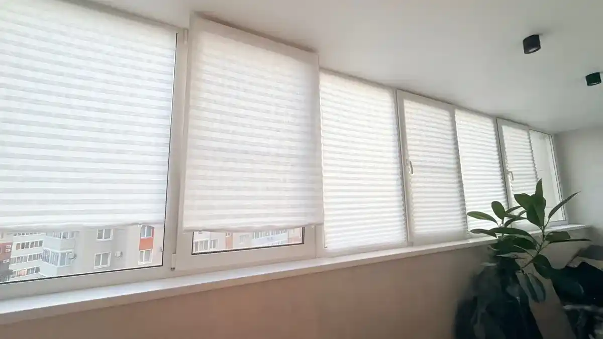 Pliseli pardalar, matoli, yopishqoq lenta bilan, deraza va balkonlar uchun, blackout