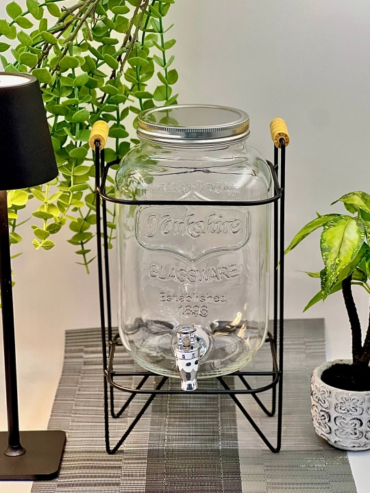Kompot idishi kranli, metall taglikli shisha ichimlik dispenseri