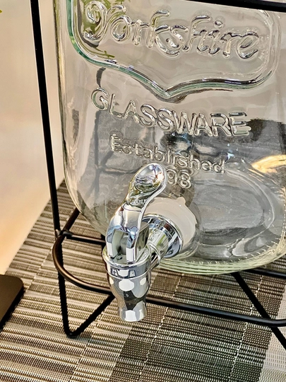 Kompot idishi kranli, metall taglikli shisha ichimlik dispenseri
