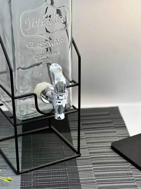 Kompot idishi kranli, metall taglikli shisha ichimlik dispenseri