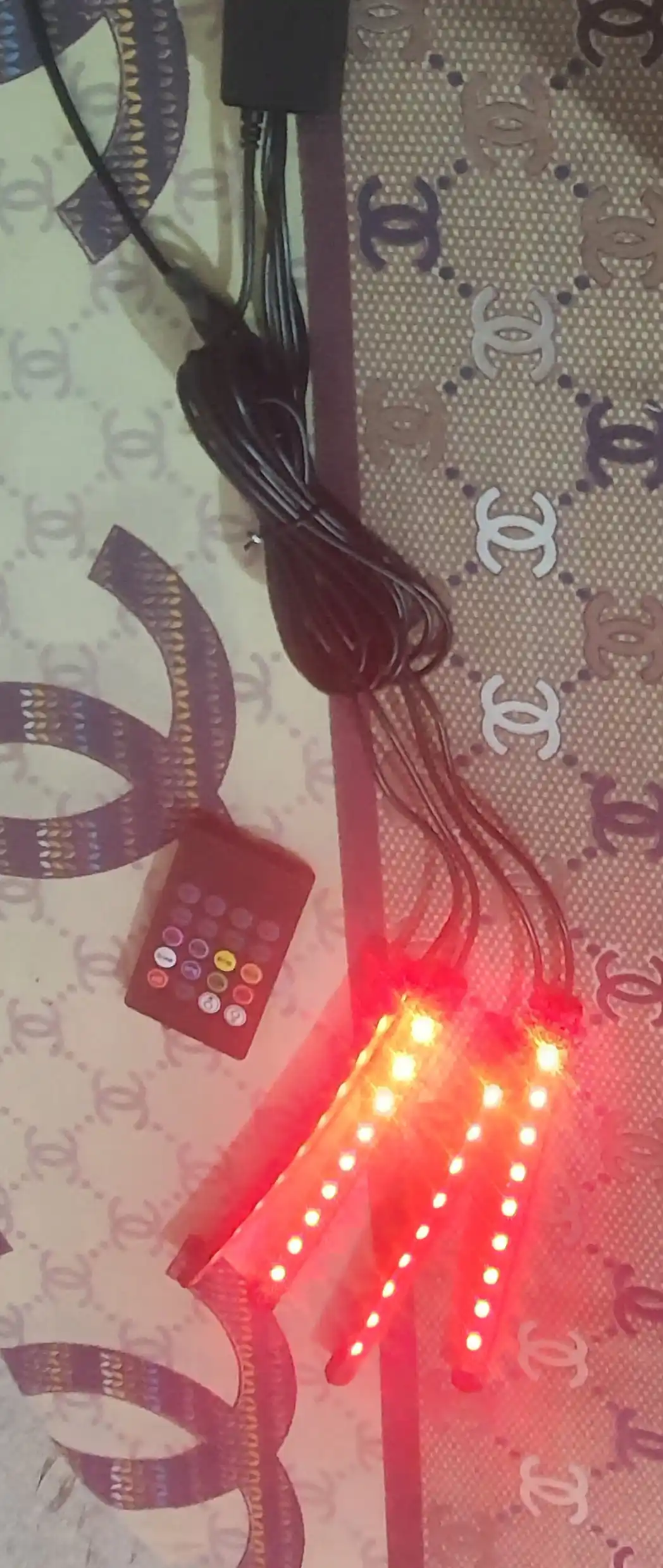 Masofaviy boshqaruv pulti yoki RGB ilovasi bilan salonga 16 m rangli LED yoritgich, oyoqlarga ham yoritgich