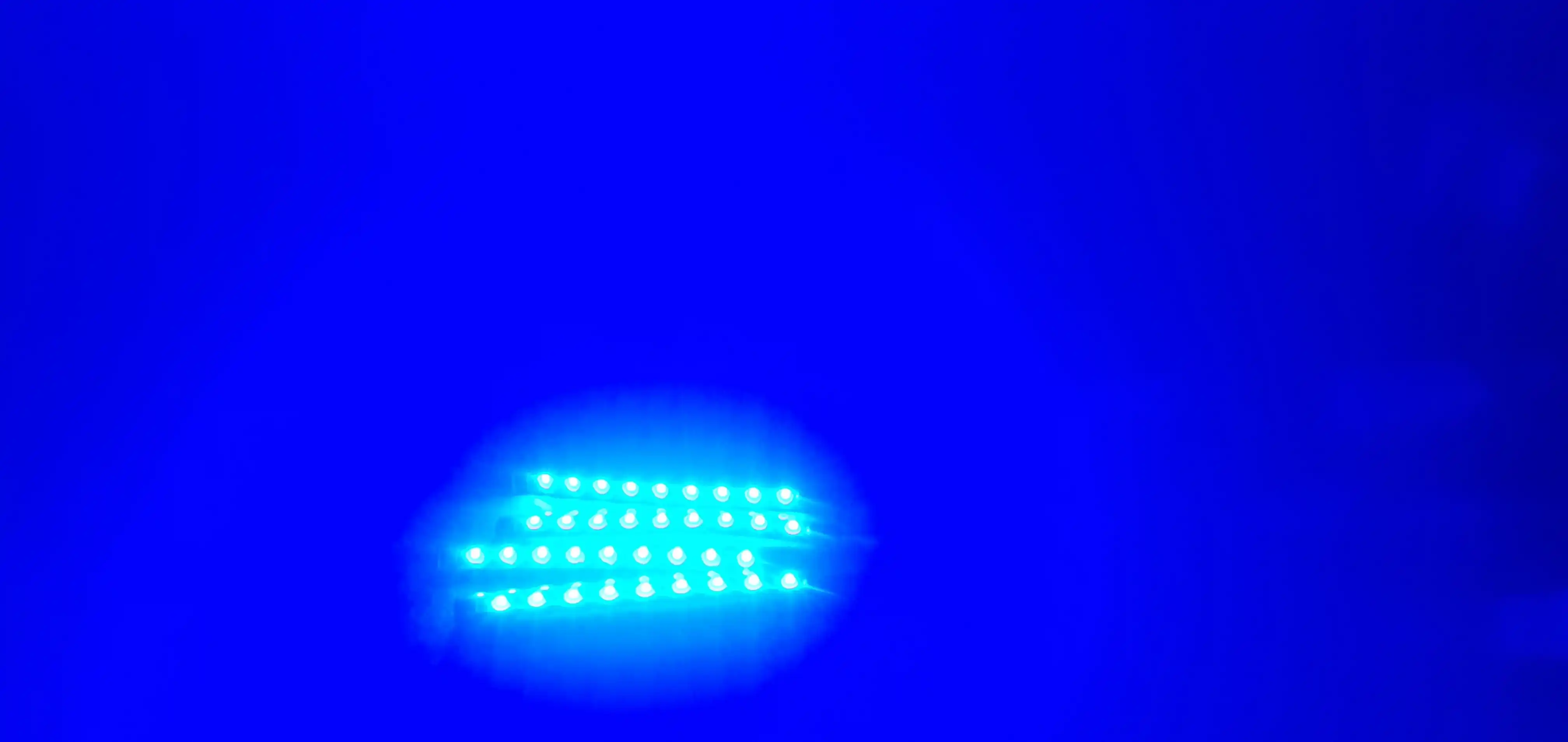 Masofaviy boshqaruv pulti yoki RGB ilovasi bilan salonga 16 m rangli LED yoritgich, oyoqlarga ham yoritgich