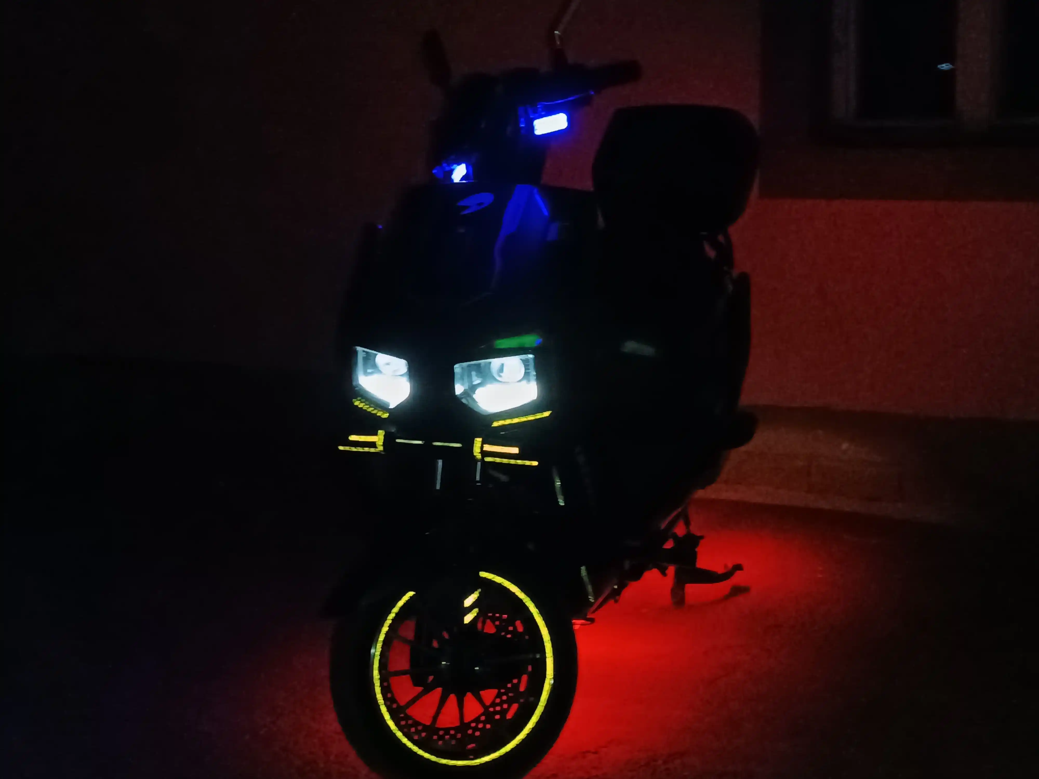 Masofaviy boshqaruv pulti yoki RGB ilovasi bilan salonga 16 m rangli LED yoritgich, oyoqlarga ham yoritgich