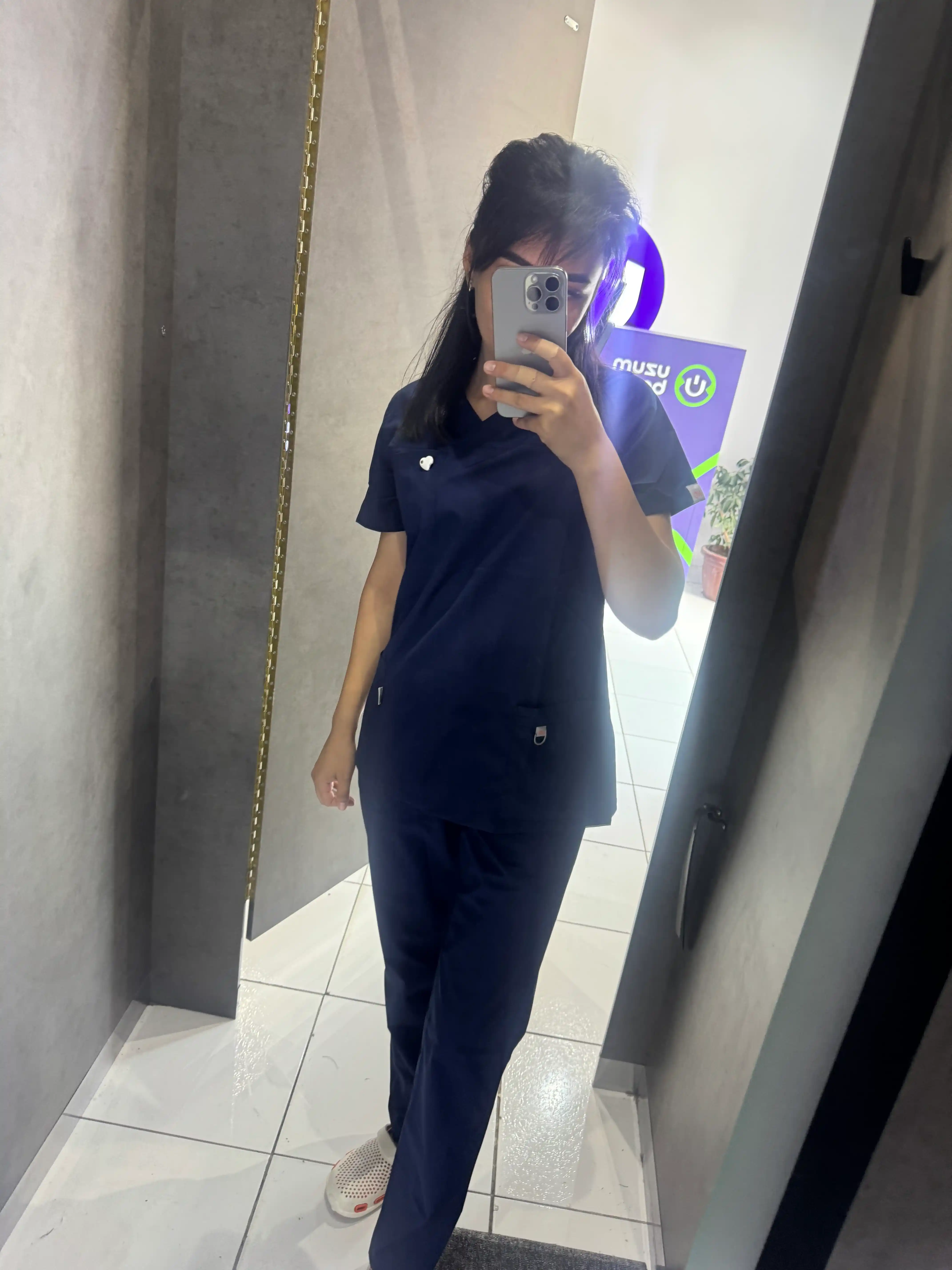 Mediklar uchun tibbiy kostyum Scrub — nafas oluvchi mato, qulay va zamonaviy tibbiy forma