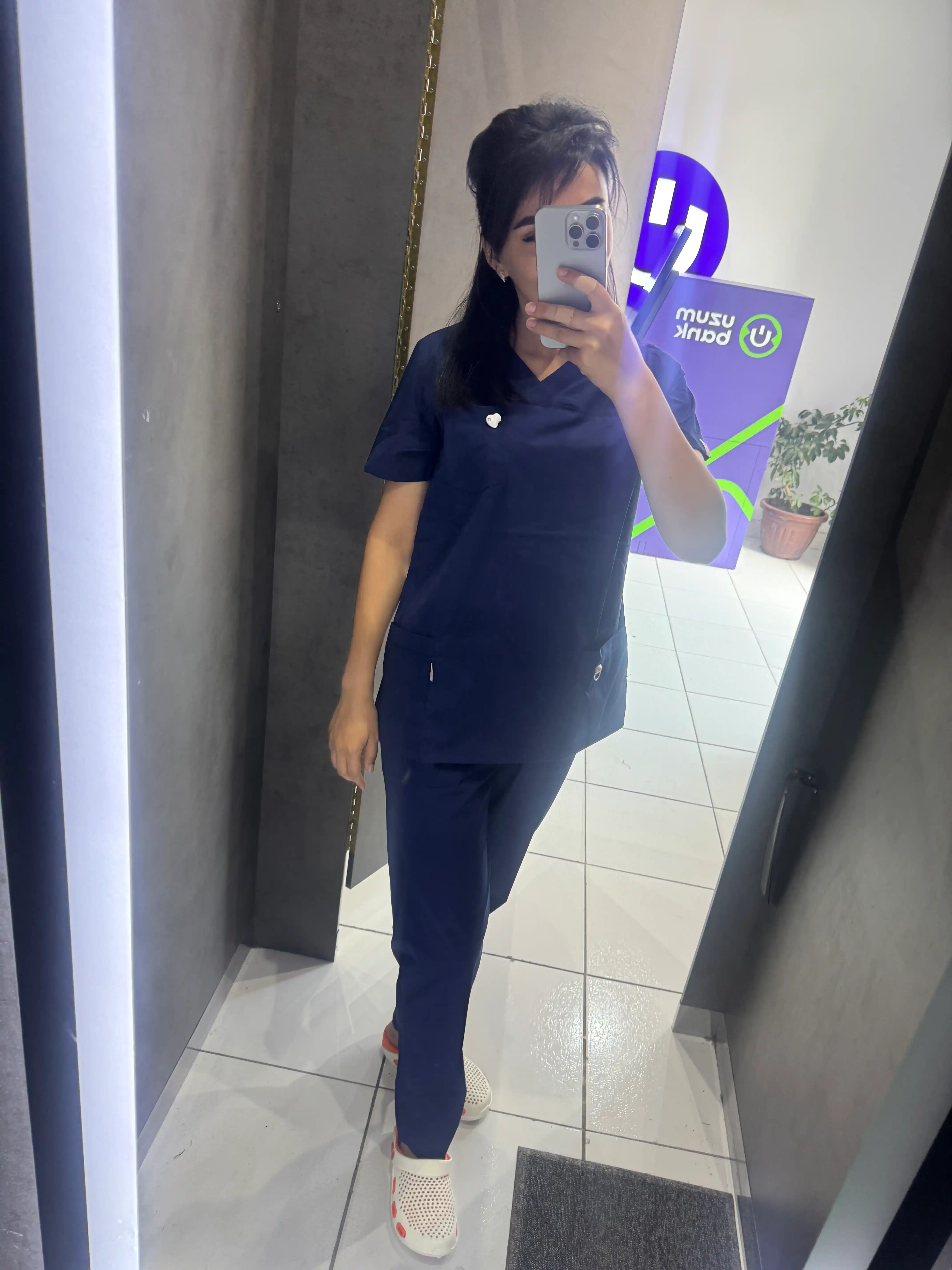 Mediklar uchun tibbiy kostyum Scrub — nafas oluvchi mato, qulay va zamonaviy tibbiy forma