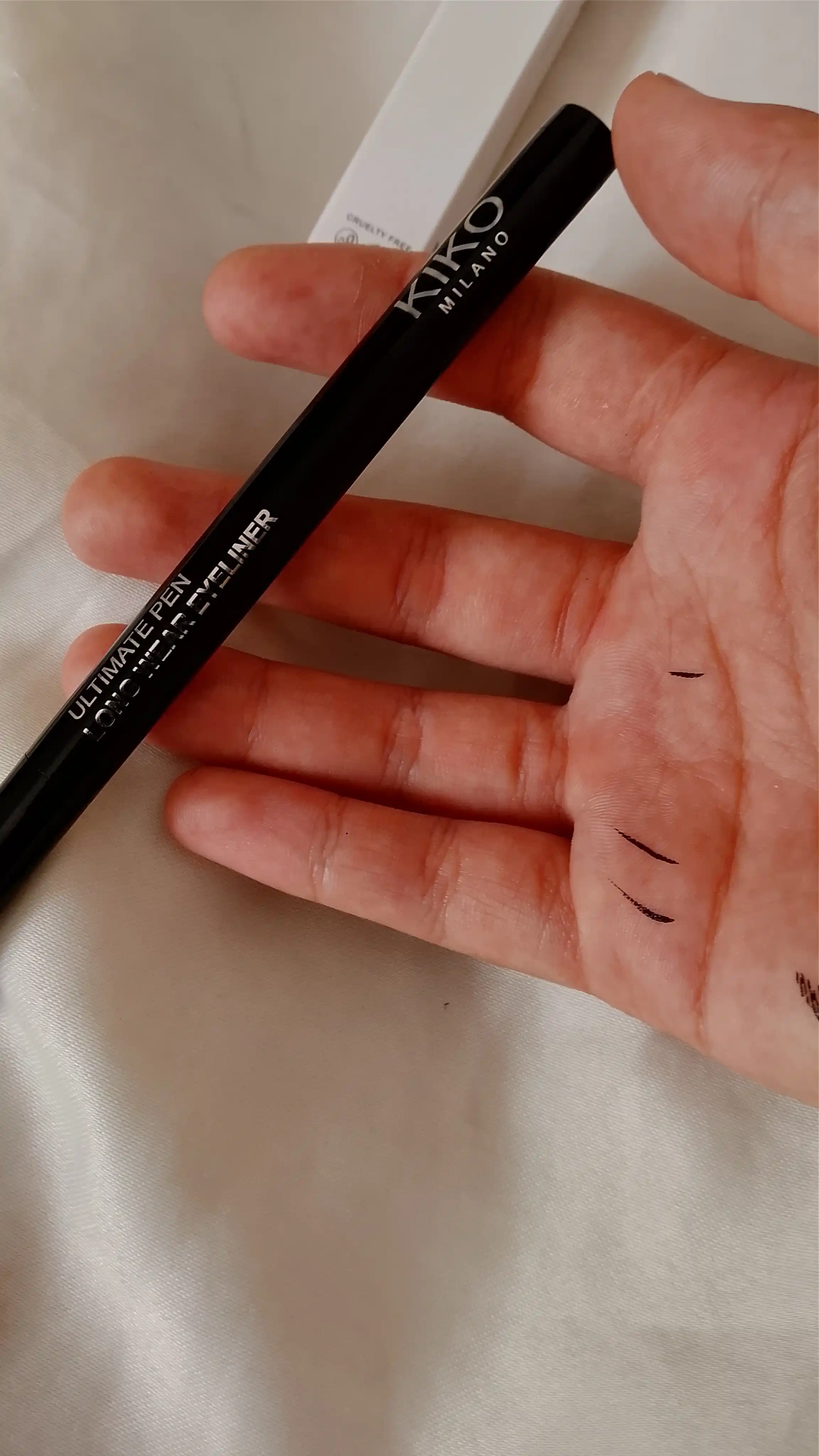 Подводка для глаз KIKO Milano Winged Eyeliner матовая черная, водостойкая