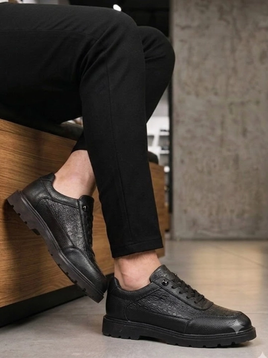 Erkaklar uchun qora rangli, "krokodil" naqshli, premium kunlik casual oyoq kiyimi