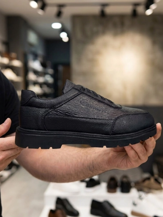 Erkaklar uchun qora rangli, "krokodil" naqshli, premium kunlik casual oyoq kiyimi