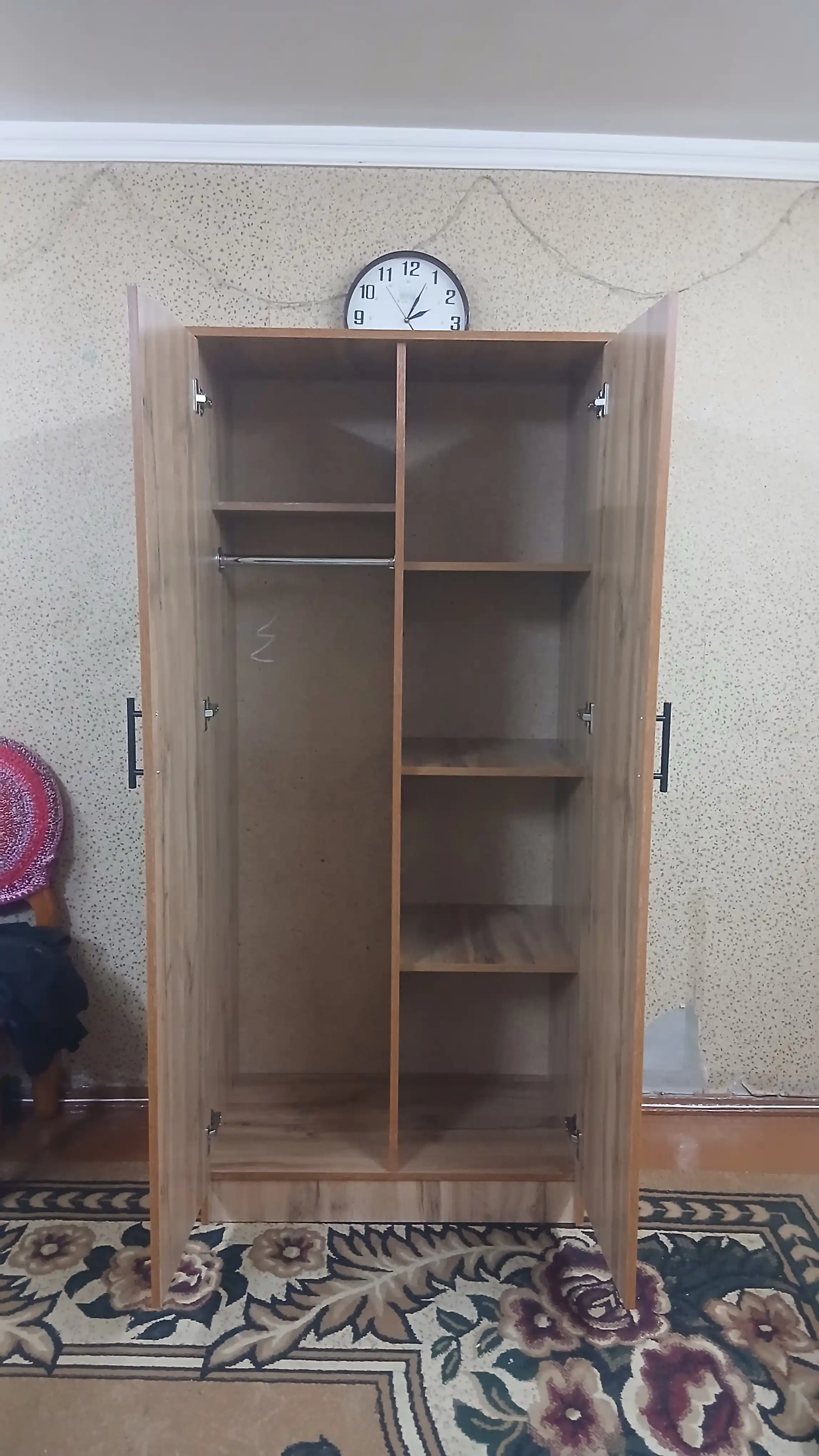 Ixcham va qulay shkaf kiyim-kechak, ichki kiyimlar va boshqa narsalarni saqlash uchun mos keladi