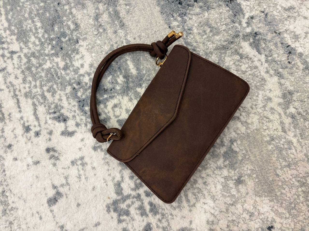 Qopqoqli va PU fakturali ayollar kross-bodi sumkasi, 23×14 sm