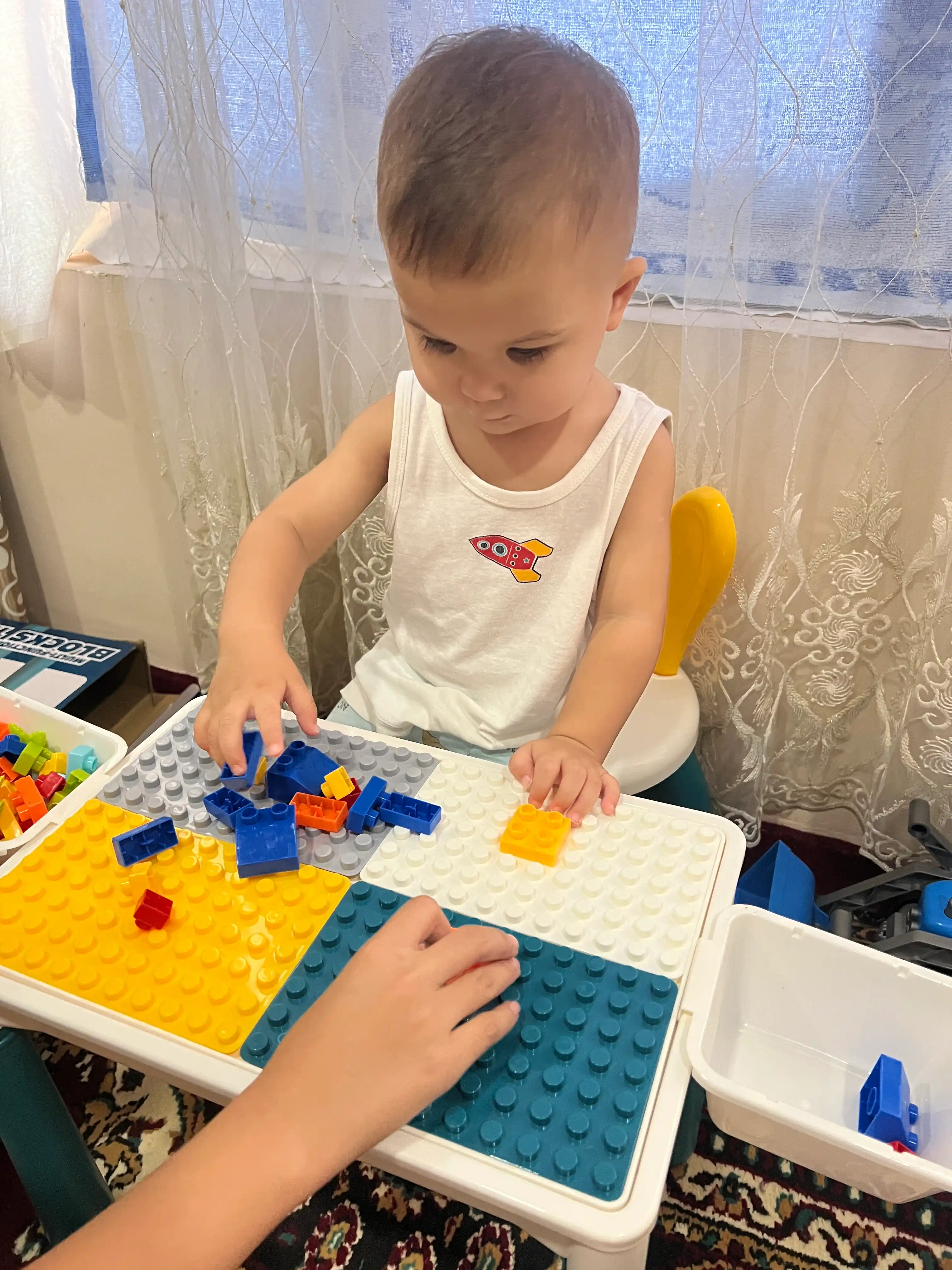 Bolalar stoli va stul, to‘plamda lego kubiklari bilan