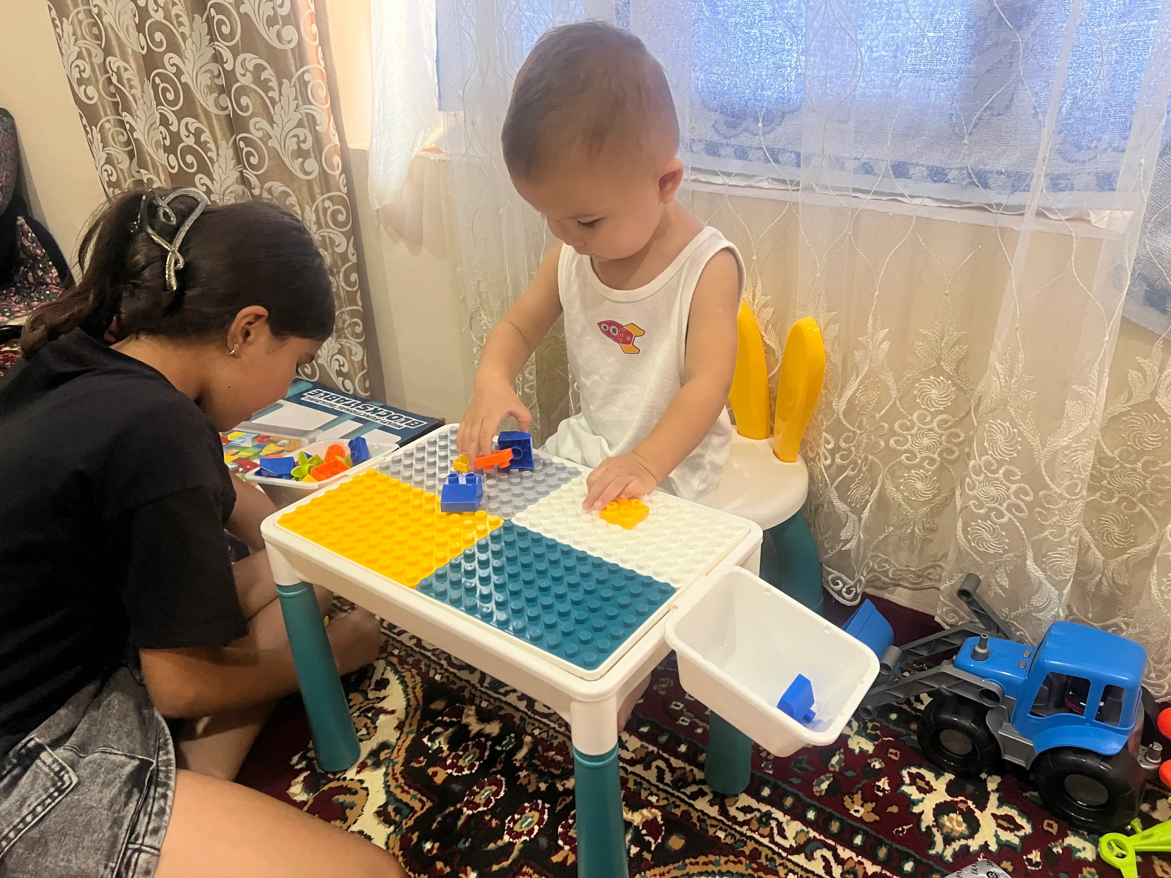 Bolalar stoli va stul, to‘plamda lego kubiklari bilan