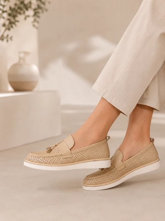 Ayollar uchun yozgi tabiiy charm perforatsiyali loaferlar yumshoq taglikli - 