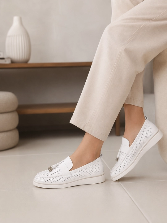 Ayollar uchun yozgi tabiiy charm perforatsiyali loaferlar yumshoq taglikli - 