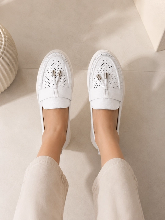Ayollar uchun yozgi tabiiy charm perforatsiyali loaferlar yumshoq taglikli