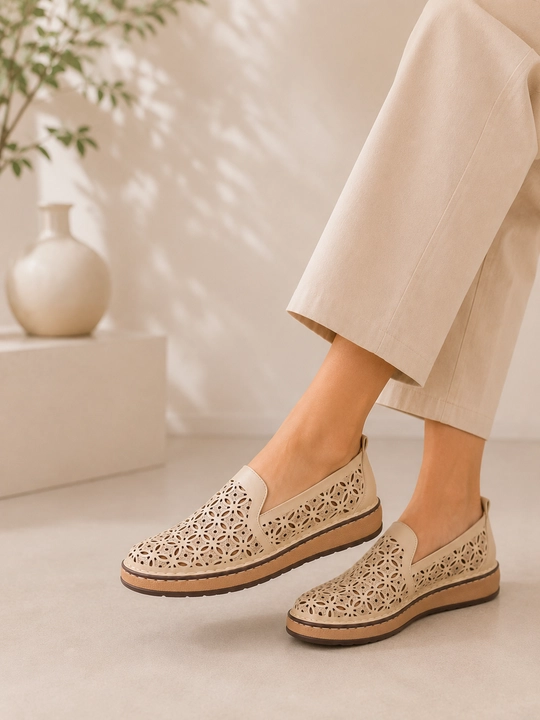 Ayollar uchun yozgi tabiiy charm perforatsiyali loaferlar yumshoq taglikli - 