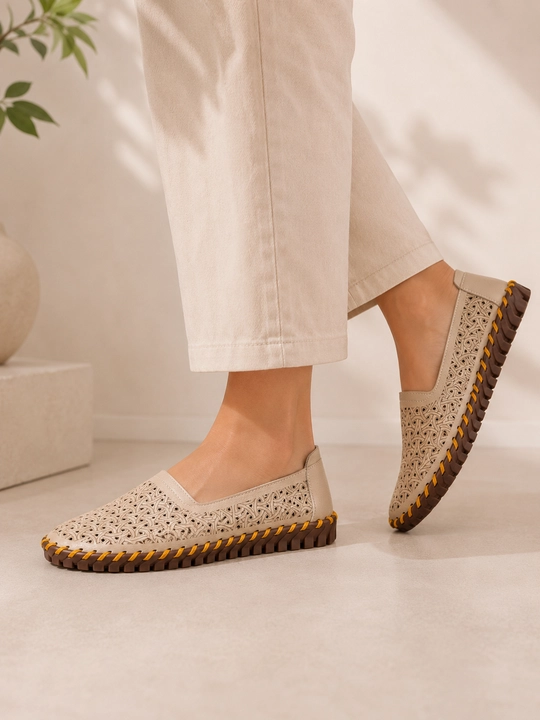 Ayollar uchun yozgi tabiiy charm perforatsiyali loaferlar yumshoq taglikli
